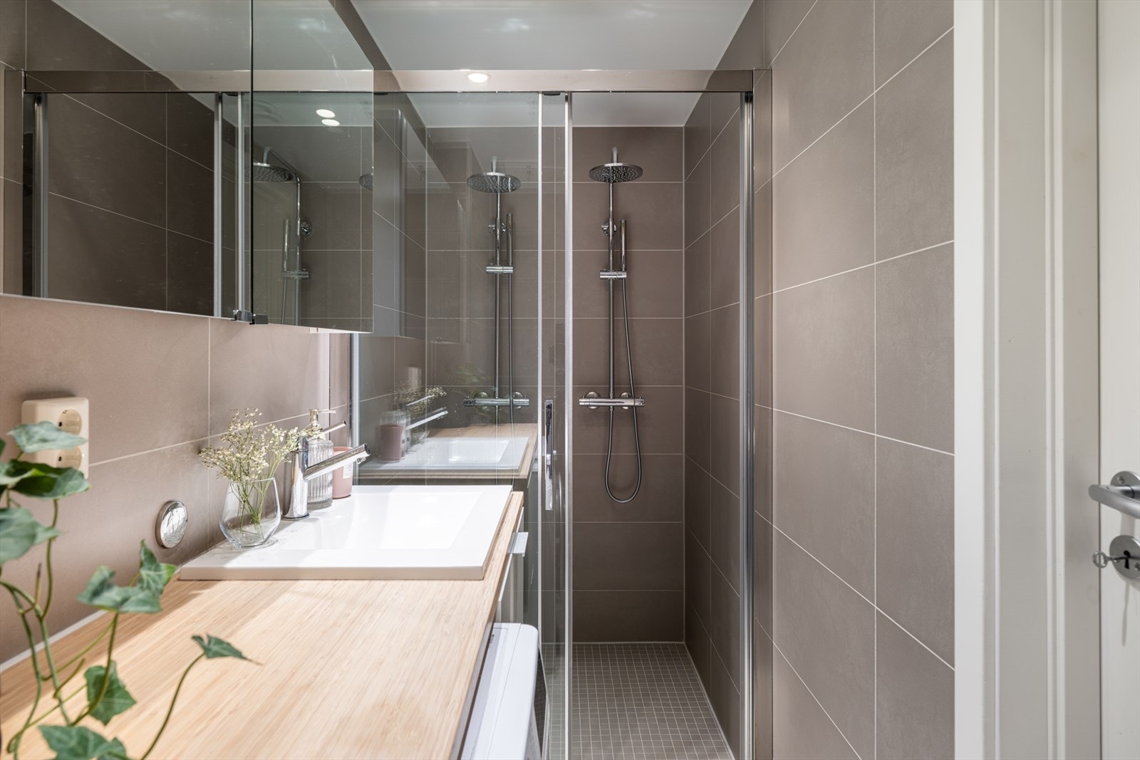 Baderomsinnredning består av benkeskap med glatte fronter, servant og laminat benkeplate Galleribilde