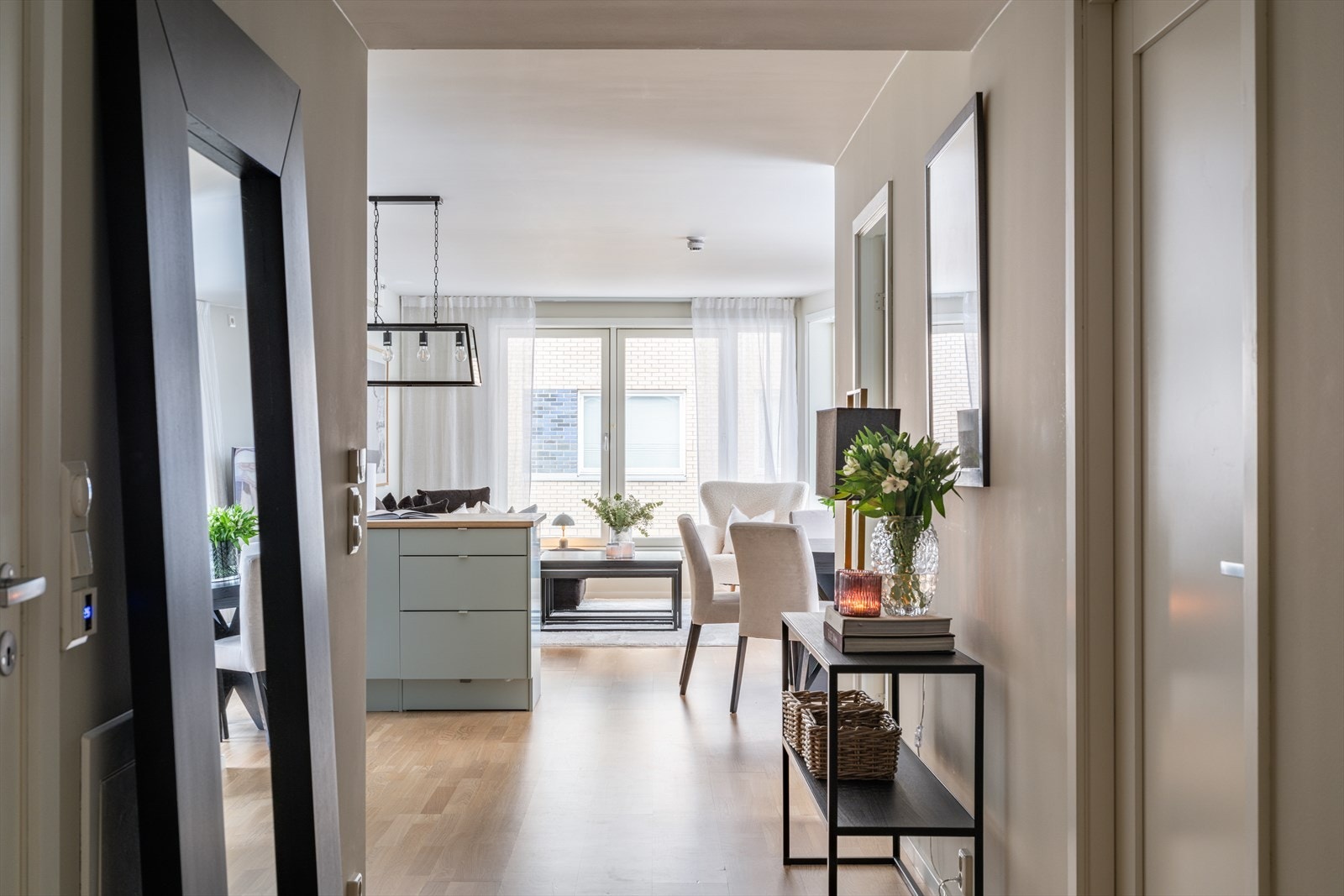 Dette er et kjøkken som innbyr til matlaging og gode selskap Galleribilde