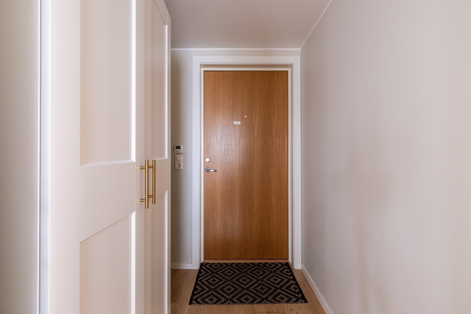 Entré gir som et innbydende førsteinntrykk av leiligheten Galleribilde