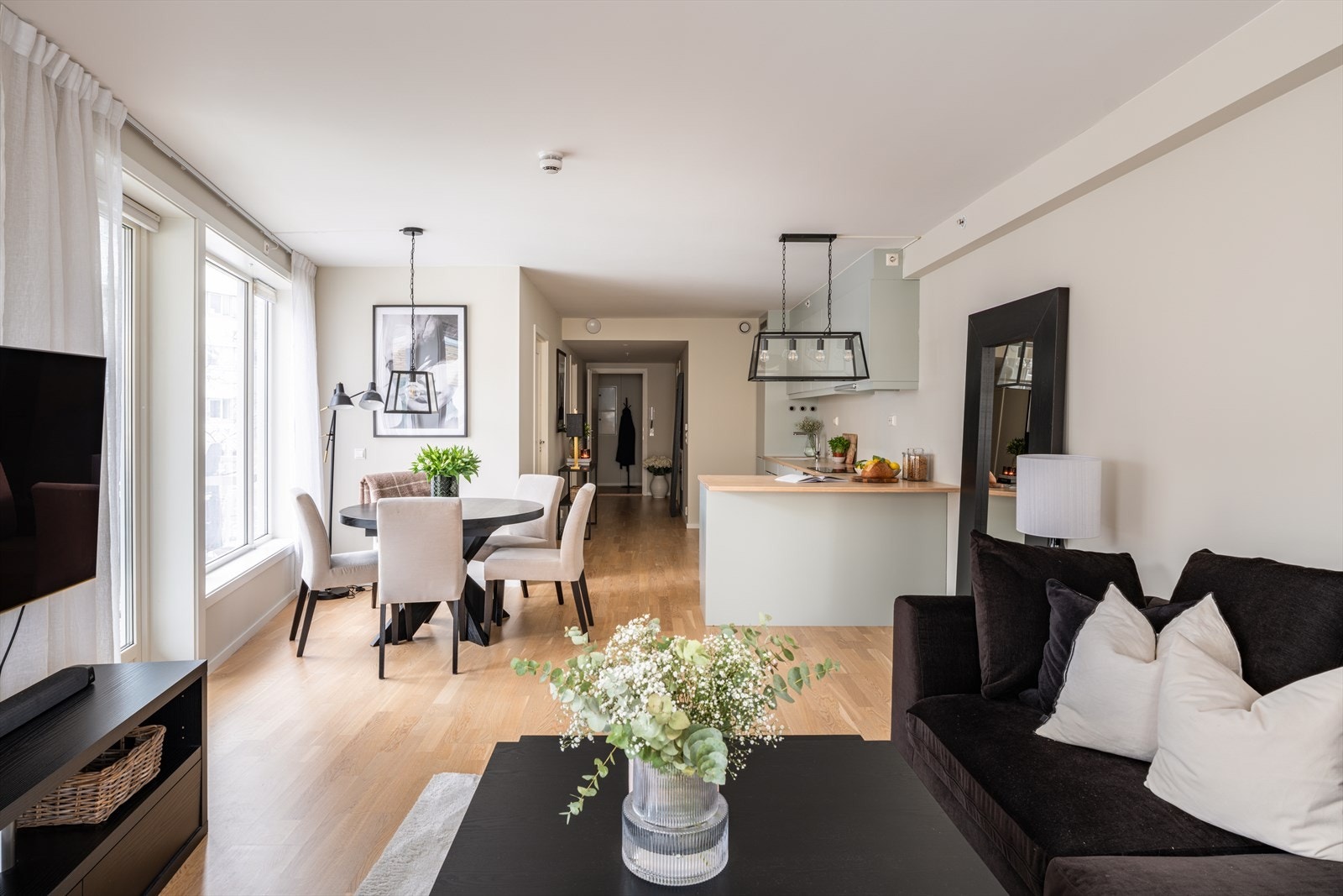 Et stort og sosialt rom med plass til venner og familie Galleribilde