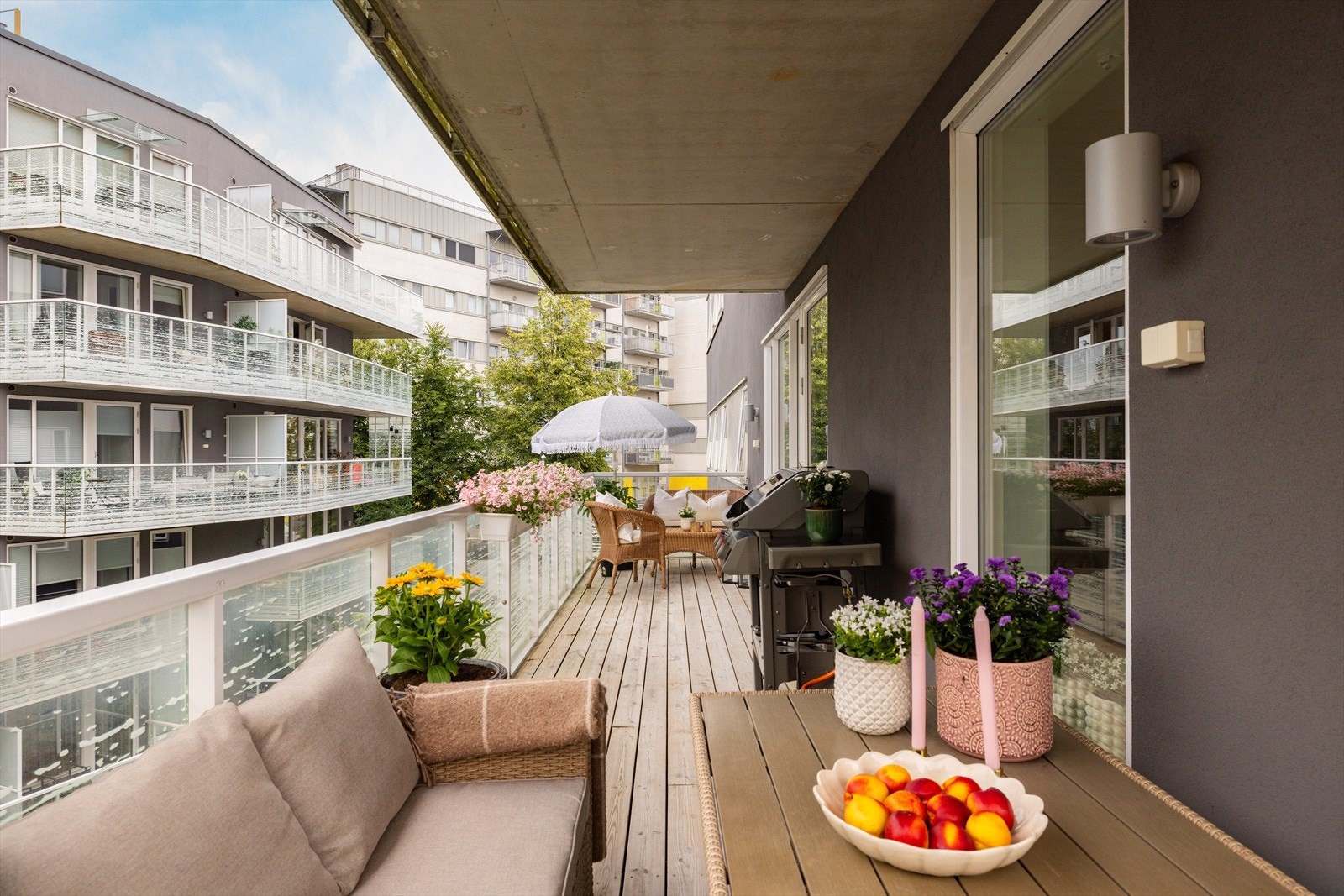 Lilliann Tronshaug v/Nordvik presenterer nydelige Sandakerveien 70A! Dagfoto: Joakim Karlsen. Kveldsfoto: Paul Dragoman. Galleribilde