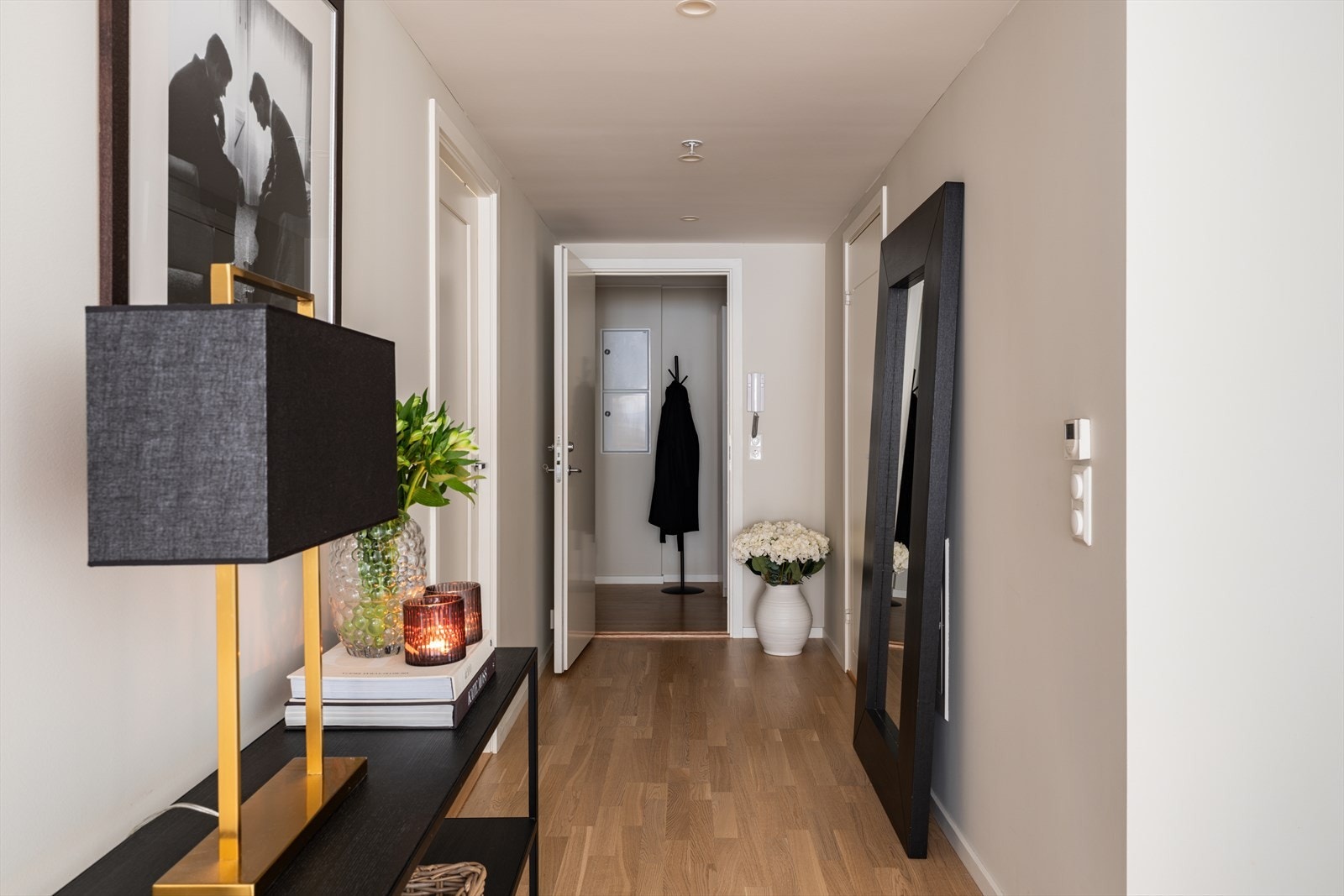 Innvendige gulv er belagt med trestavs parkett. Galleribilde