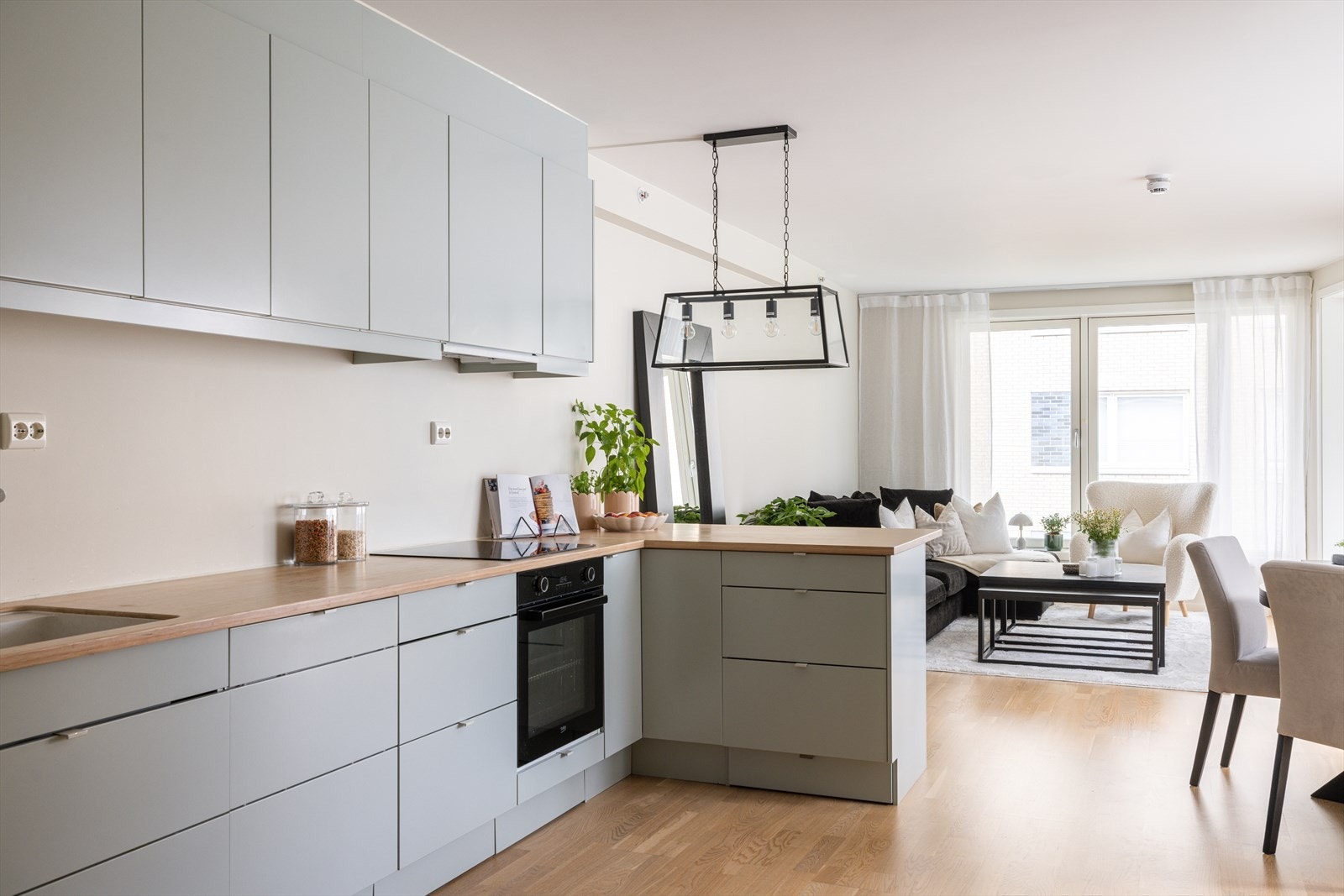 En praktisk halvøy skiller kjøkken fra stue Galleribilde