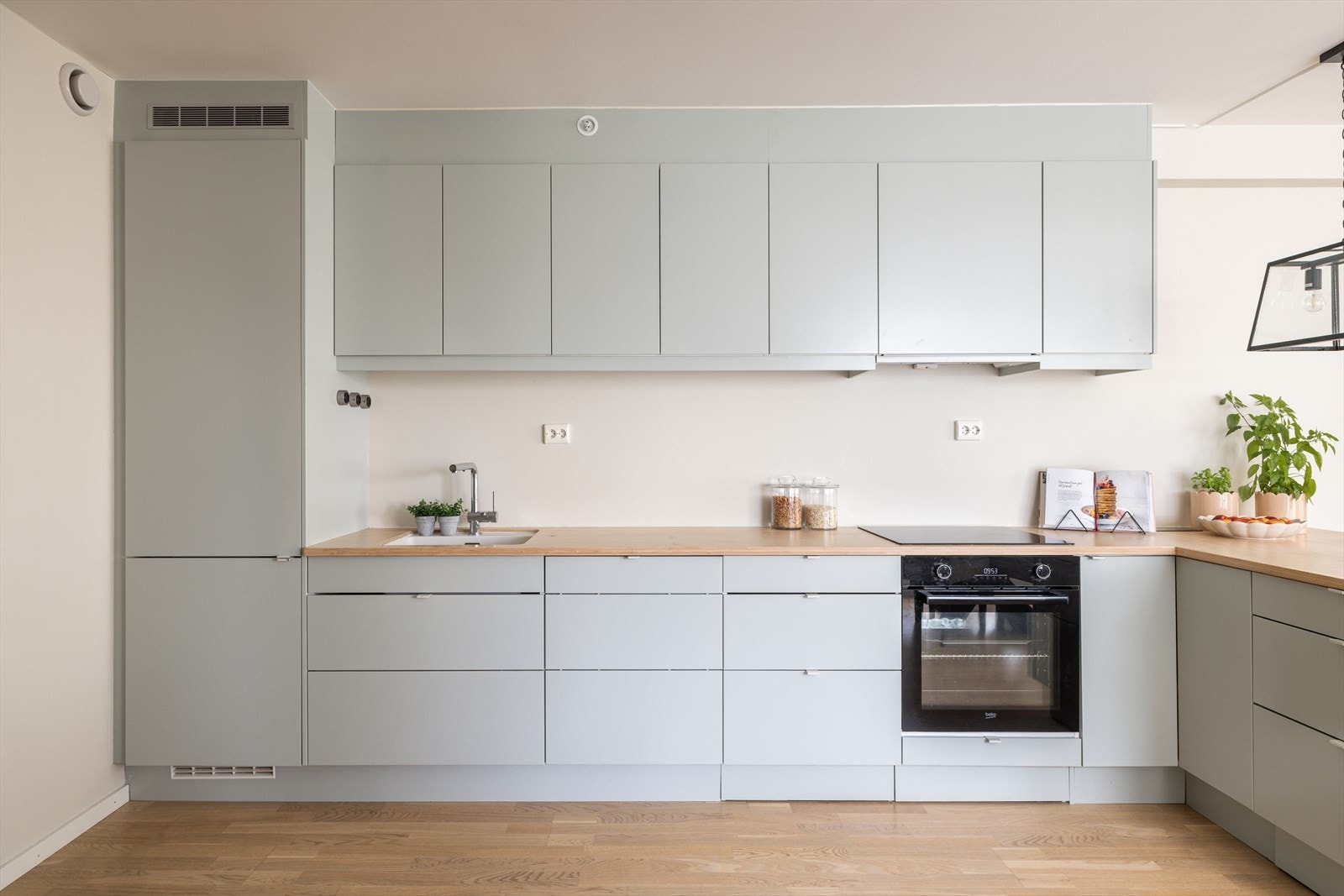 Kjøkkeninnredning med glatte fronter, laminat benkeplate med planlimt kum i kompositt Galleribilde