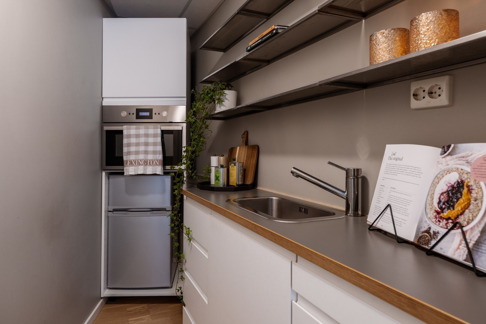 Separat rom med kjøkkeninnredning med glatte fronter Galleribilde