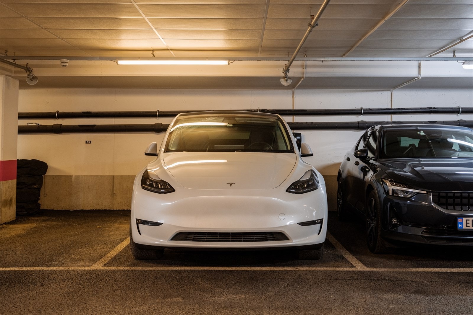 Leiligheten disponerer parkeringsplass nr. 14 i sameiets fellesareal med elbillader Galleribilde