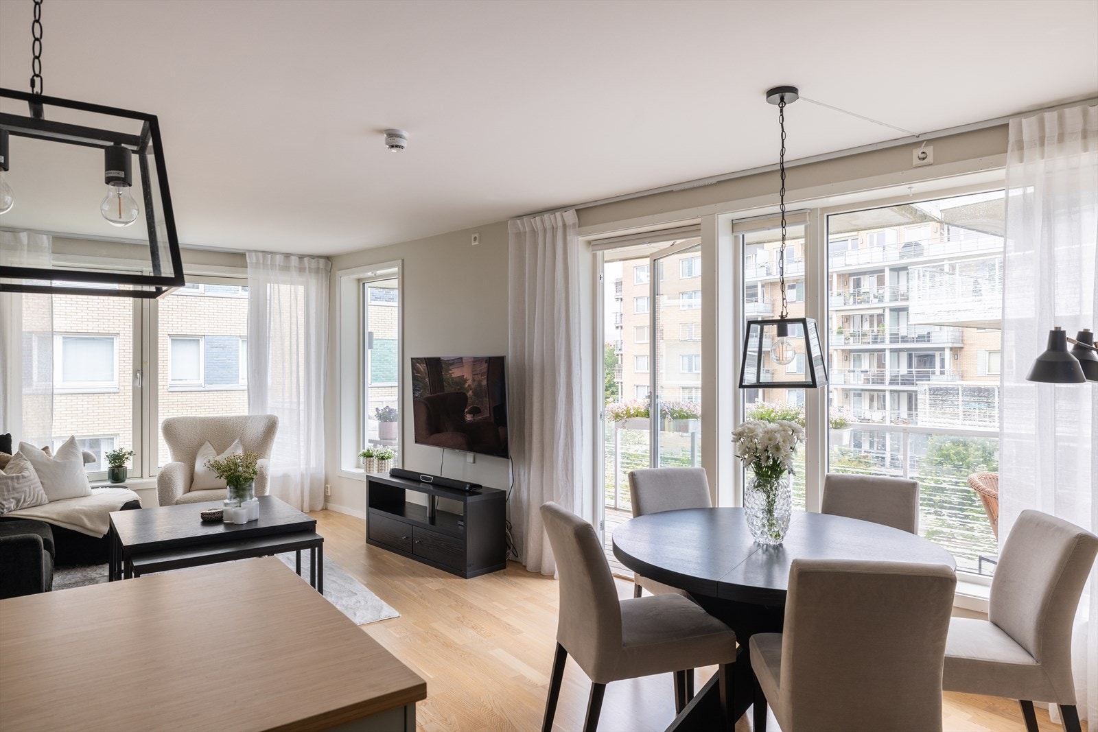 Vinduene går fra tak til gulv, og gir en god atmosfære til rommet Galleribilde