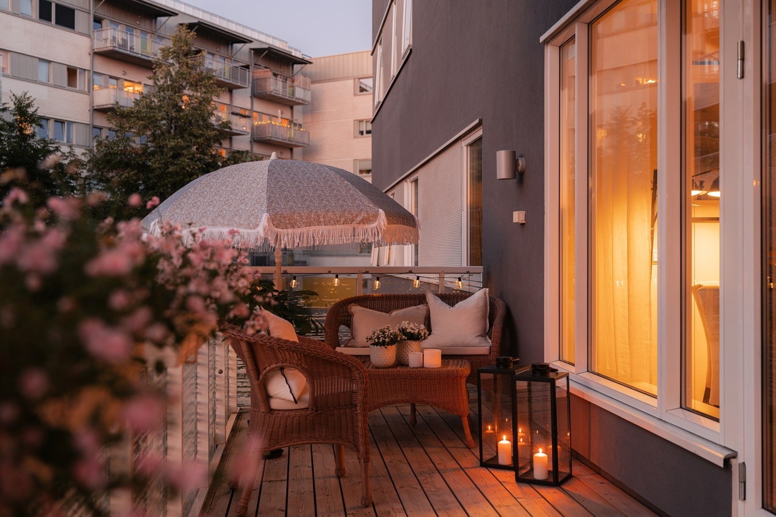 Videre er det adkomst til en spektakulær balkong på ca. 17 kvm Galleribilde