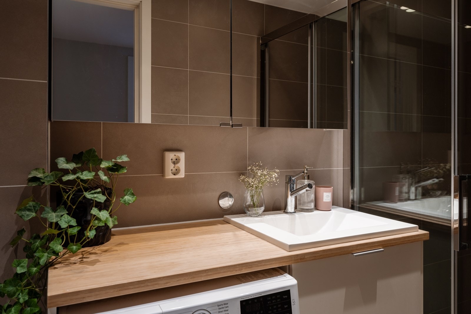 Delikat og moderne baderom med flotte flis- og materialvalg Galleribilde