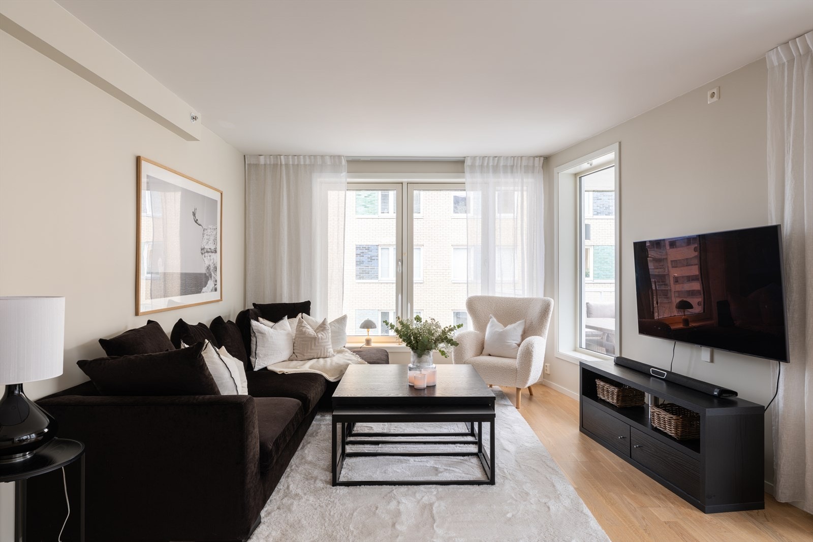 Ettersom leiligheten ligger på hjørnet får man ekstra godt med lys fra flere flater Galleribilde