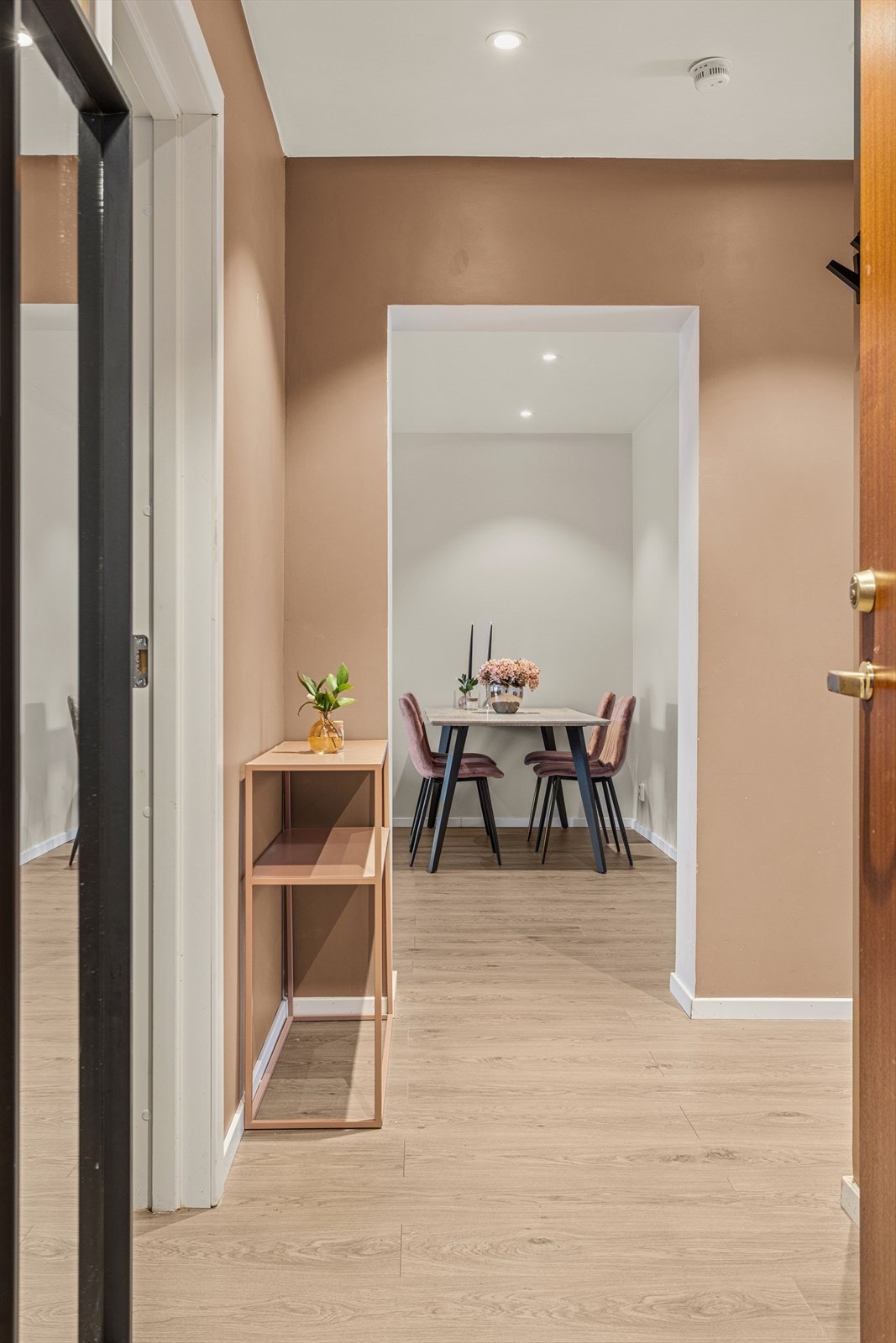 Downligts i himling og laminat på gulv. Galleribilde