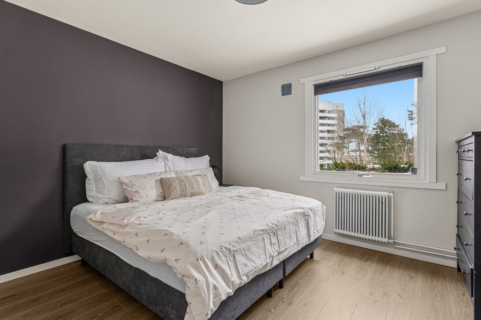 Boligen har to soverom. Hovedsoverommet er av god størrelse og har plass til seng og garderobeskap. Galleribilde