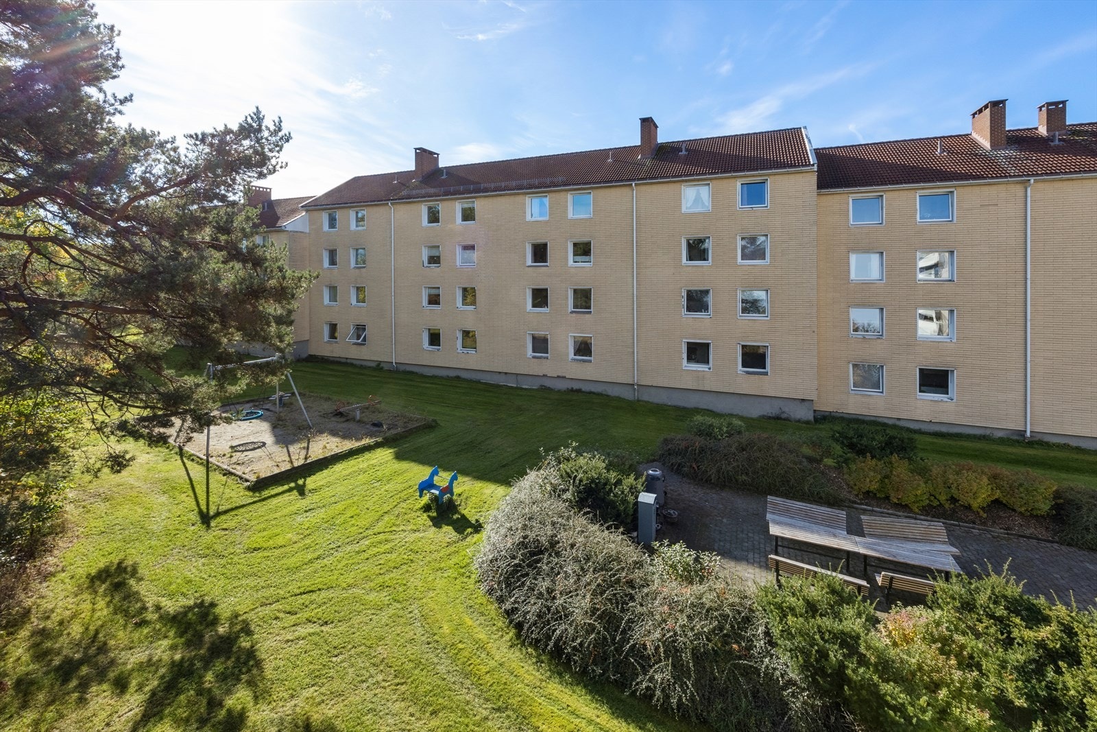 Kombinasjonen av god infrastruktur i nærområdet, og nærhet til tur- og servicemuligheter gjør dette området til et godt bomiljø for folk i alle aldre. Galleribilde