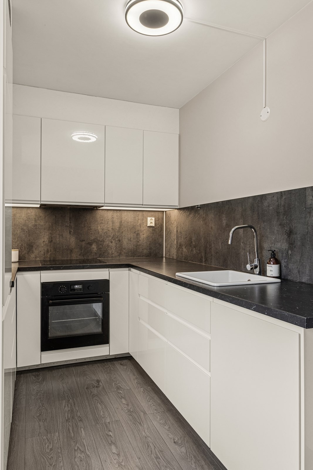 Kjøkkenet er utstyrt med integrerte hvitevarer som kjøl/fryseskap, oppvaskmaskin, platetopp, micro og stekeovn. Galleribilde