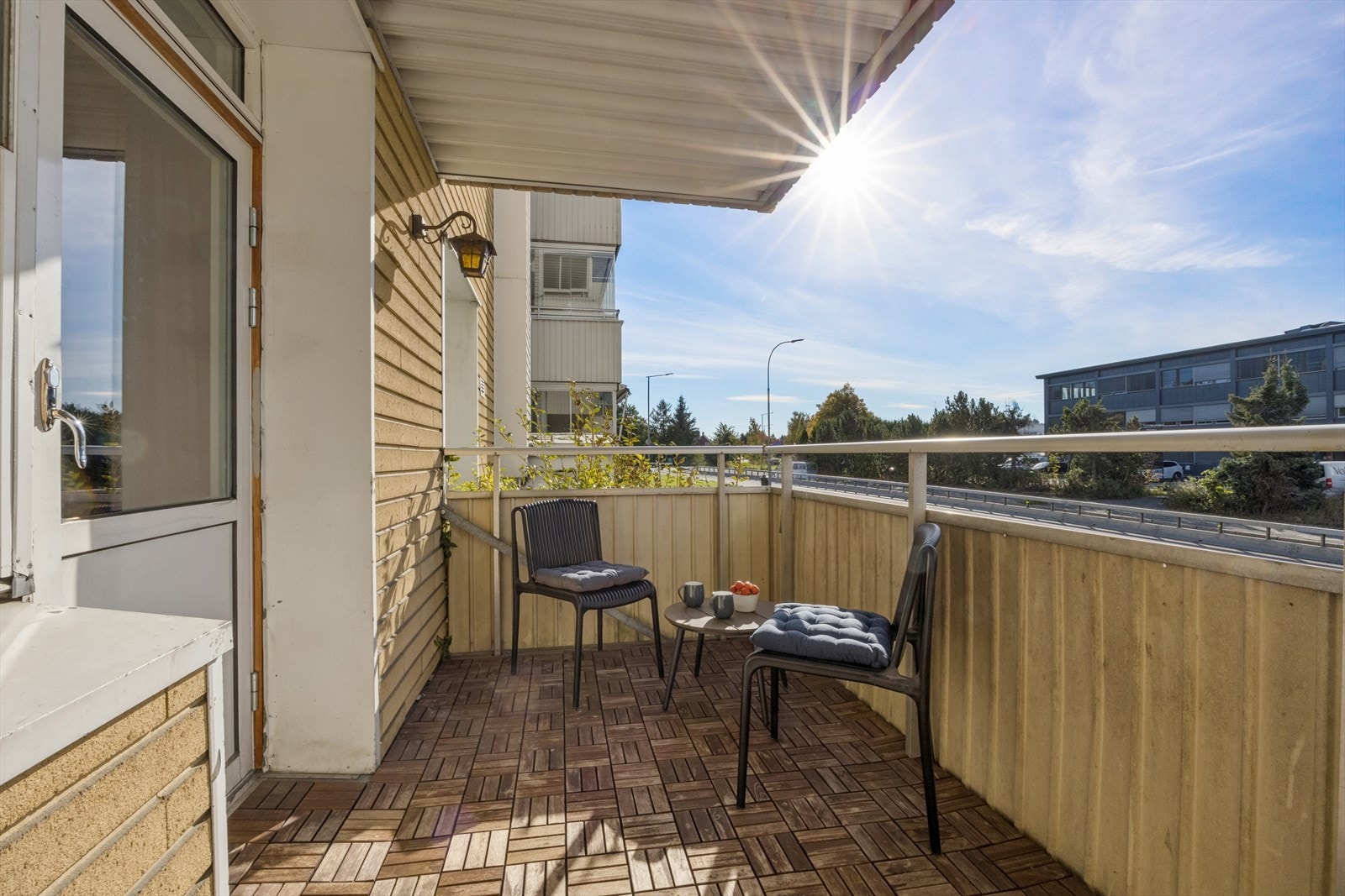 Plass til diverse utemøbler. Rikelig med sol! Galleribilde