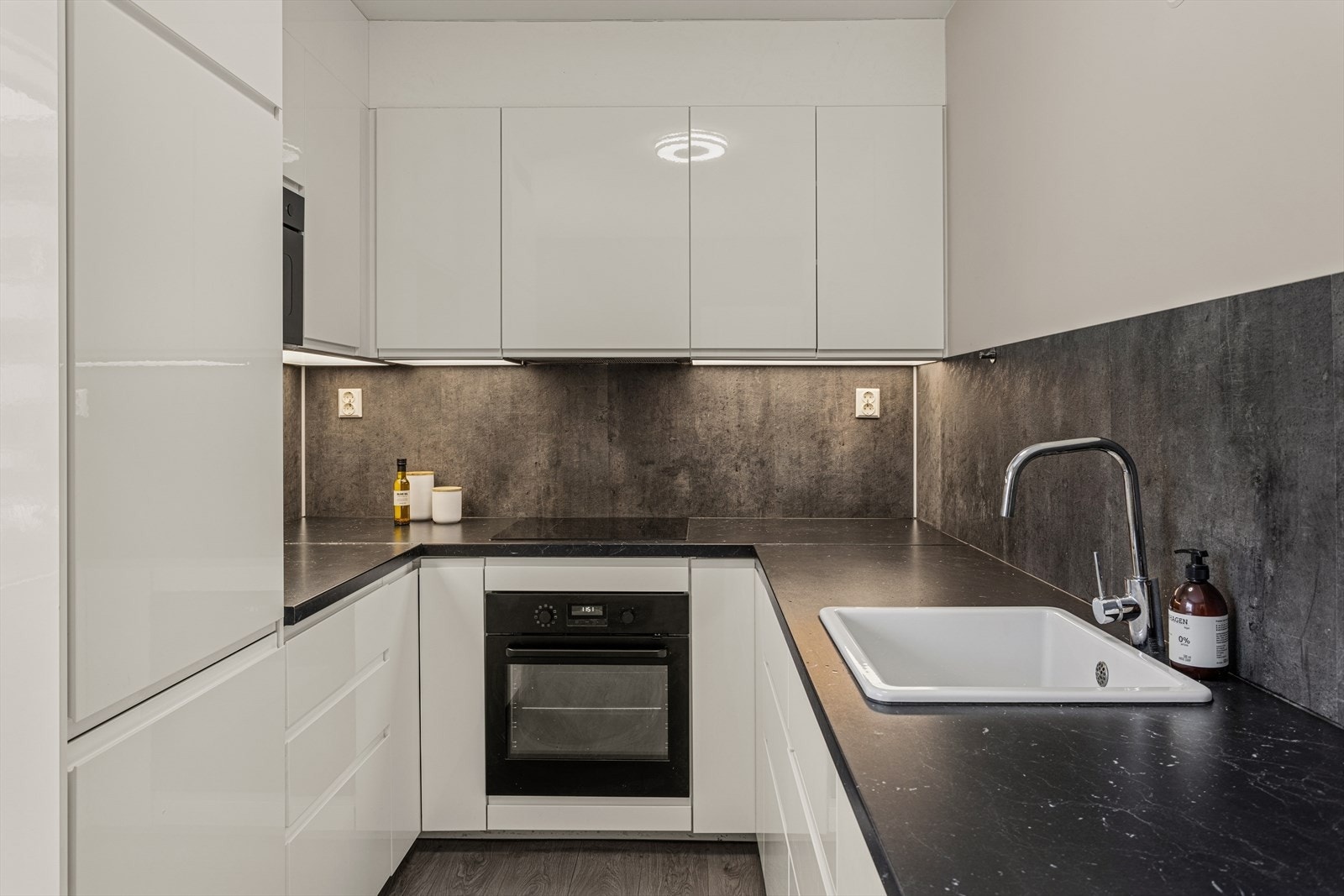 Det er godt med skap og benkeplass. Galleribilde