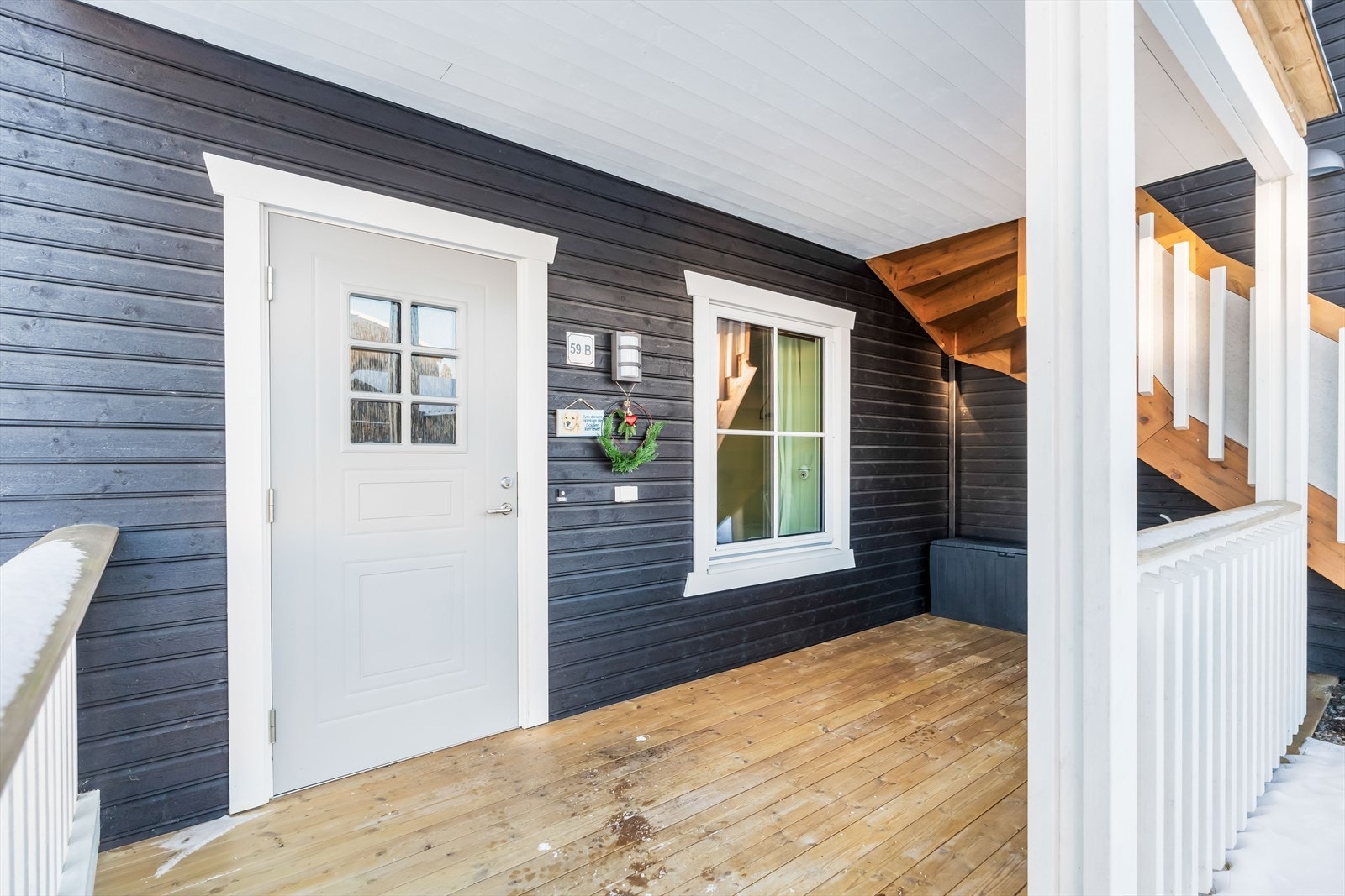 Her ute er det plass til å sette utebord og -stoler. Galleribilde