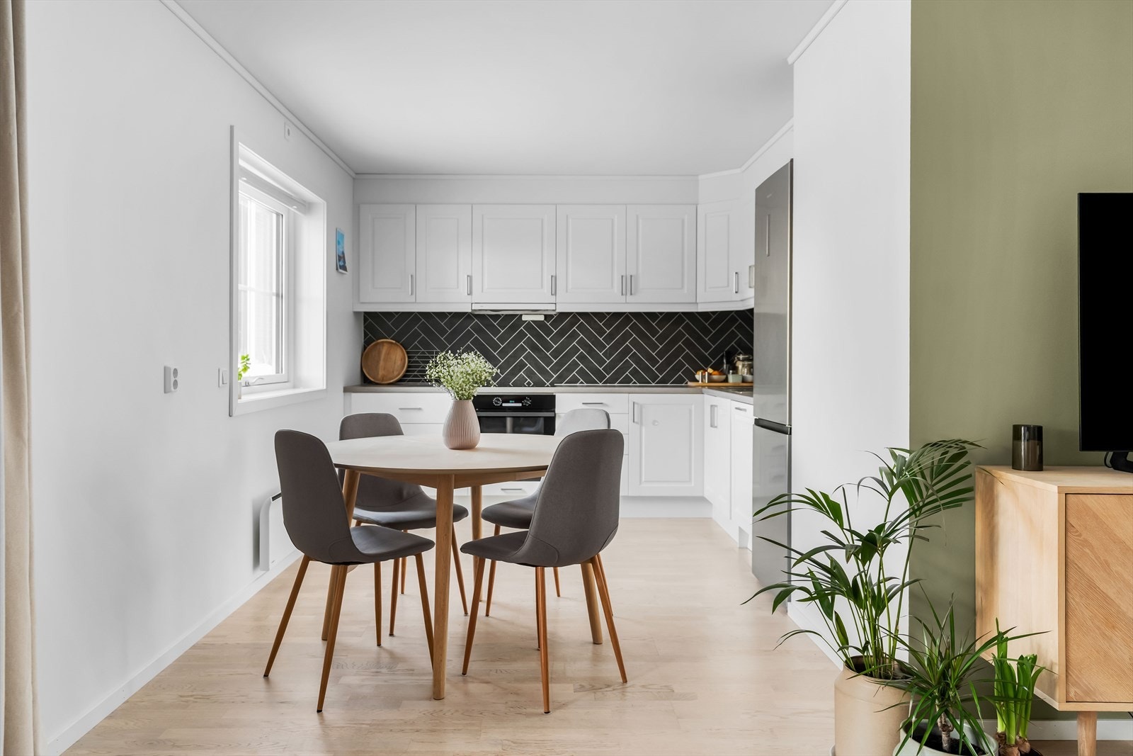 Kjøkkeninnredningen har skap med glatte laminerte fronter, samt laminert benkeplate som har overliggende oppvaskkum med ett greps blandebatteri fra Gustavsberg. Galleribilde