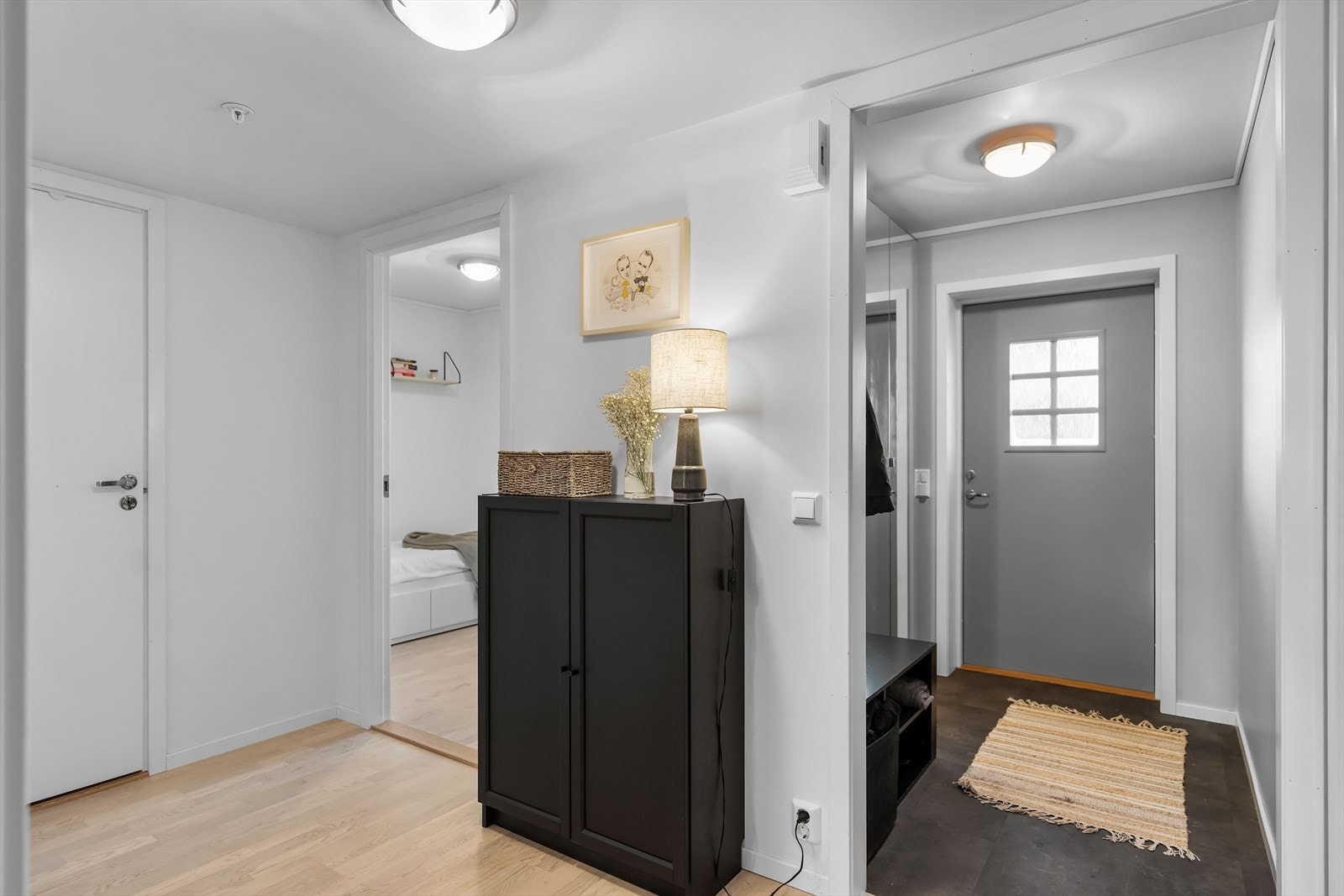 Vel inne i entréen er det montert garderobeskap med plass til yttertøy. Galleribilde