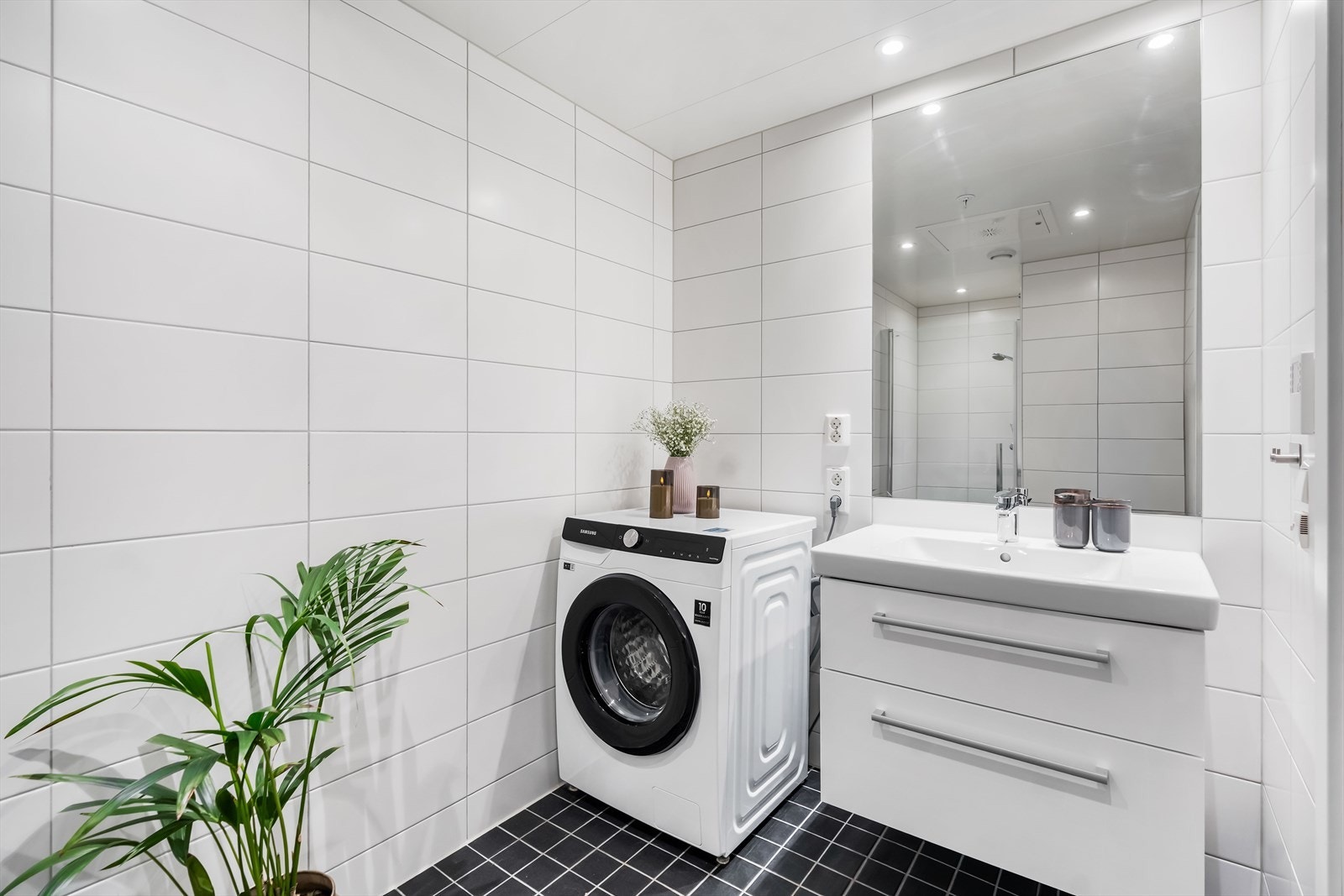 Baderommet har fliser på gulv og vegger, med gulvvarme. Det er downlights og plater i himling. Galleribilde