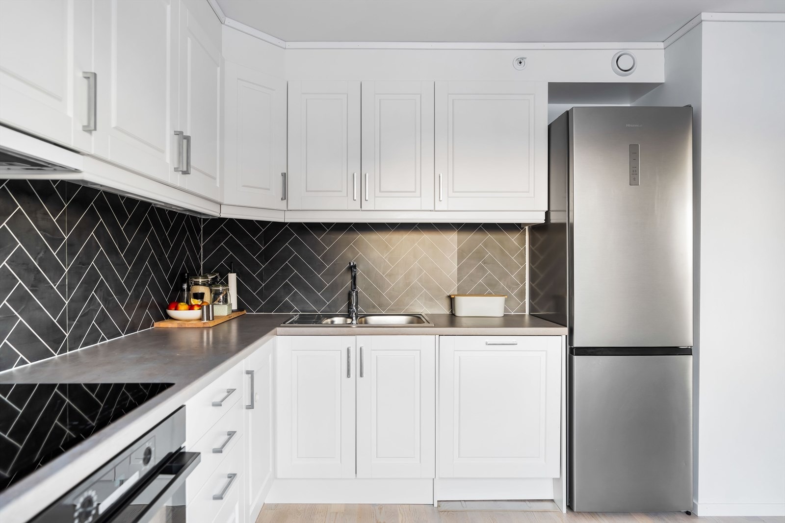 Videre har innredningen mekanisk avtrekksvifte over stekesonen og kombiskap. Galleribilde