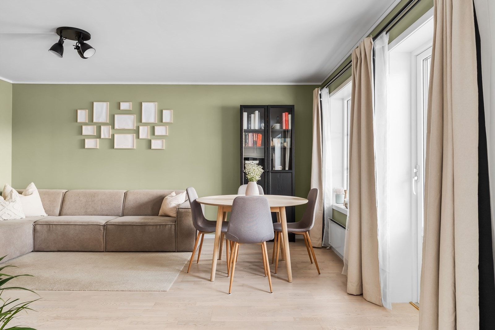 Dette er en nyere og moderne 3-roms selveierleilighet fra 2022. Galleribilde