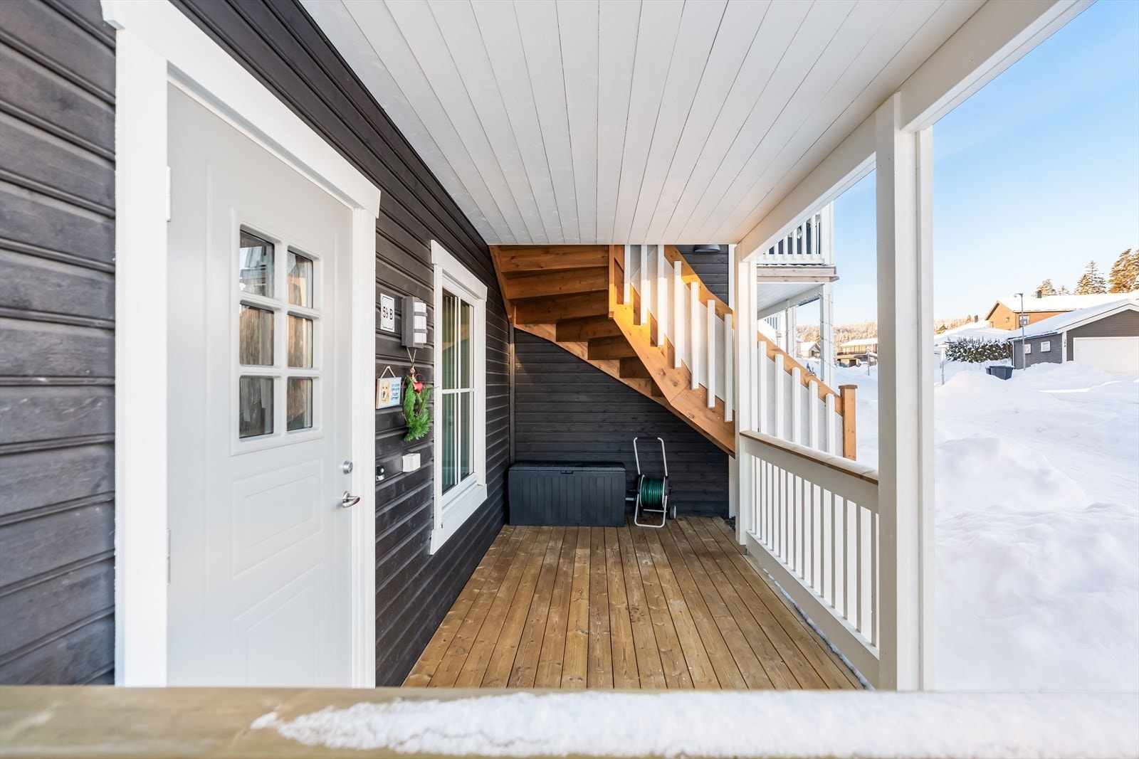 Boligen har et innbydende inngangsparti, med overbygget adkomstterrasse på 7,5 m². Galleribilde