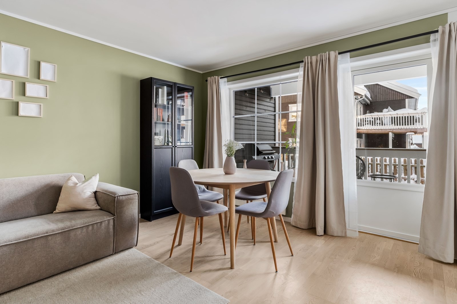 Det er utgang til en terrasse på 10 m². Galleribilde