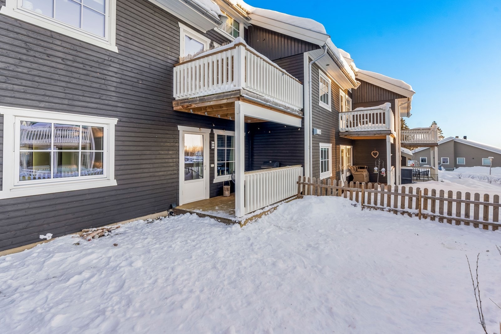 Her kan man bo rolig og tilbaketrukket, samtidig som den har nærhet til både natur, skoler, barnehager og servicetilbud. Galleribilde