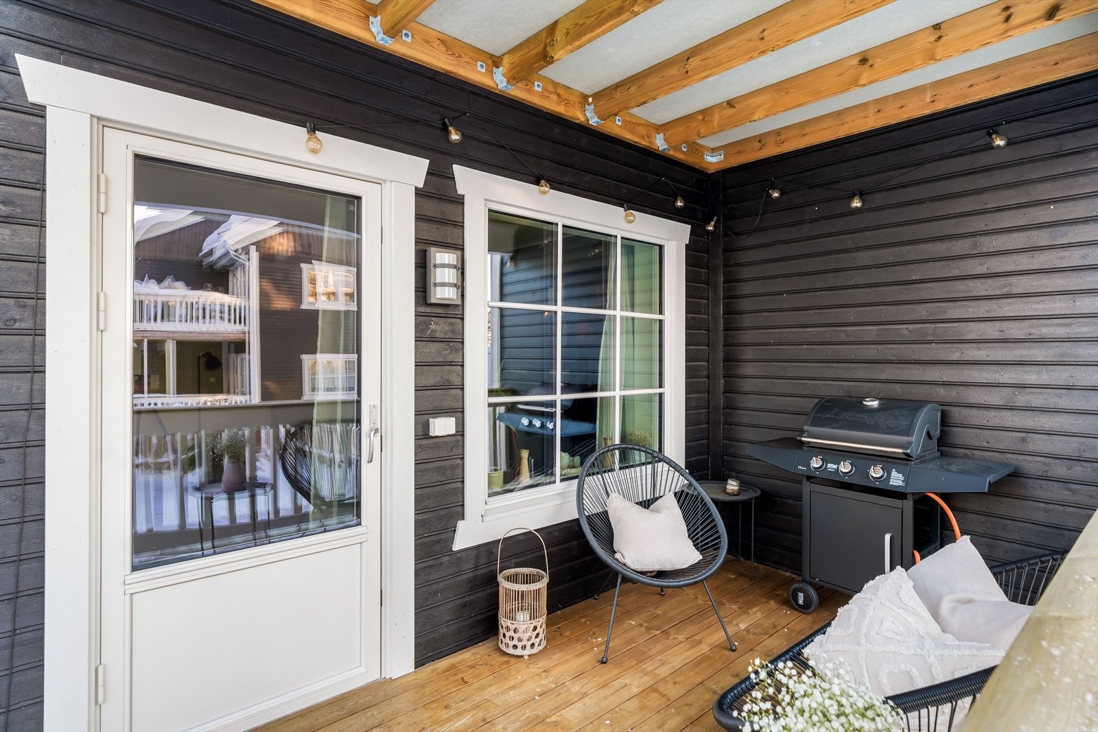 Uteplassen er overbygget, og er vendt inn mot et fredelig tun. Galleribilde