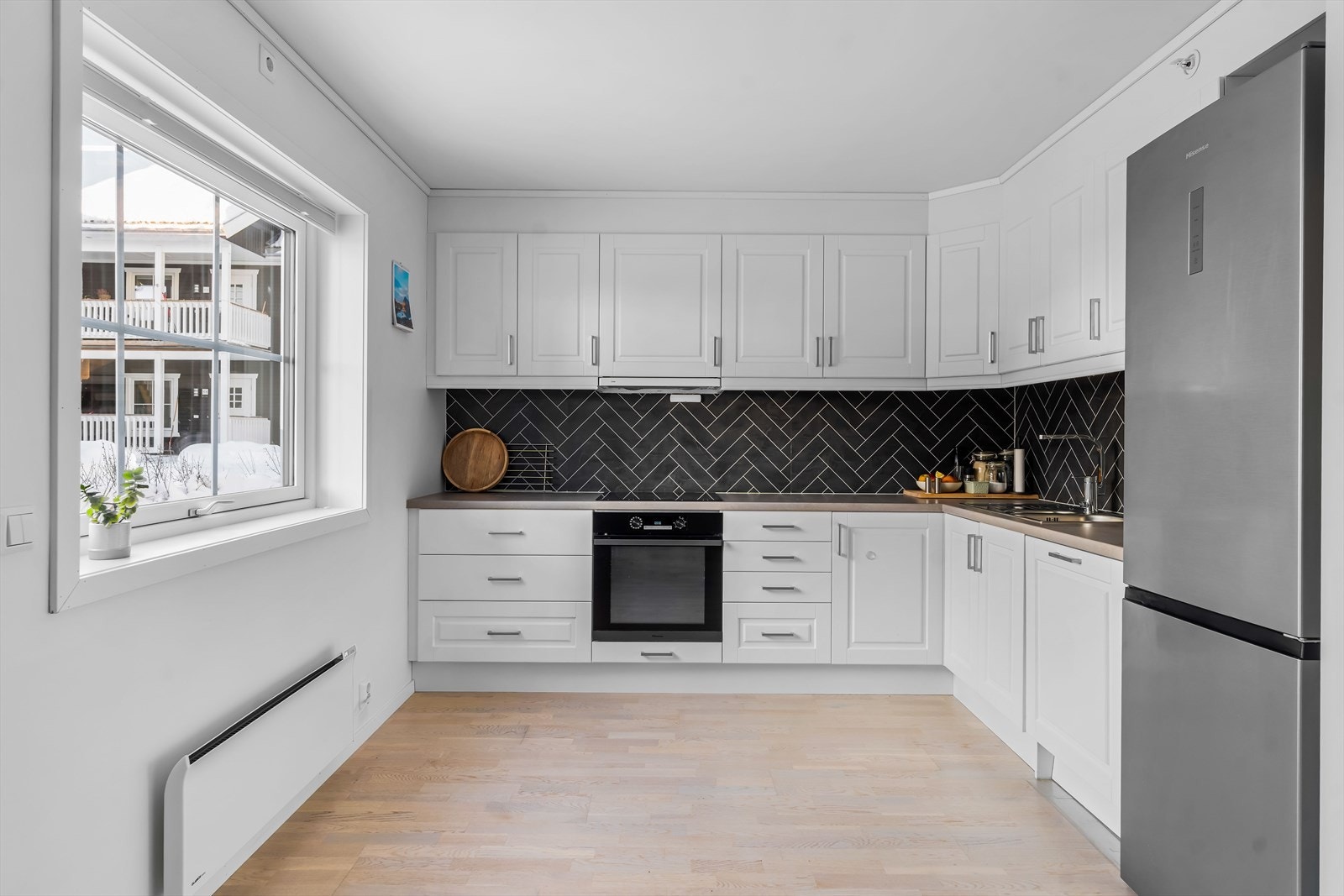 Det er satt opp laminatplater på veggen over benkeplaten. Galleribilde