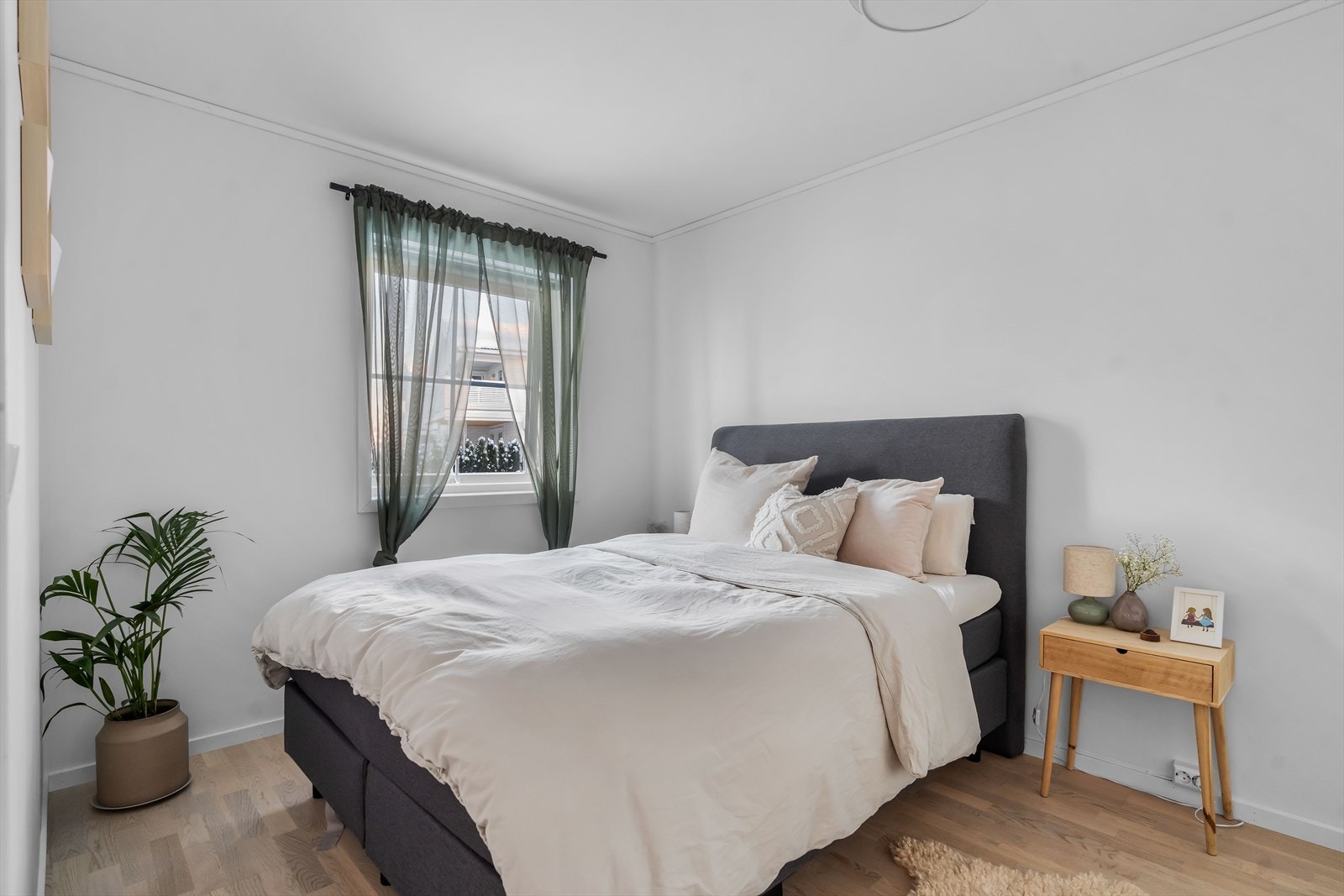 Boligen har to soverom. Hovedsoverommet har plass til dobbeltseng med tilhørende nattbord. Galleribilde