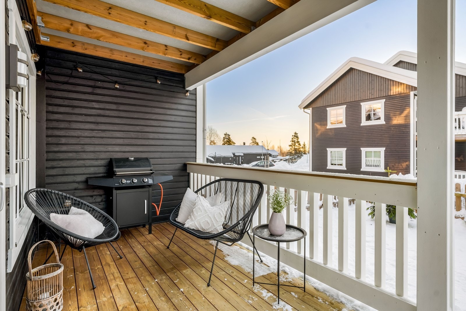 Her ute er det plass til flere sittegrupper, samt grill. Galleribilde