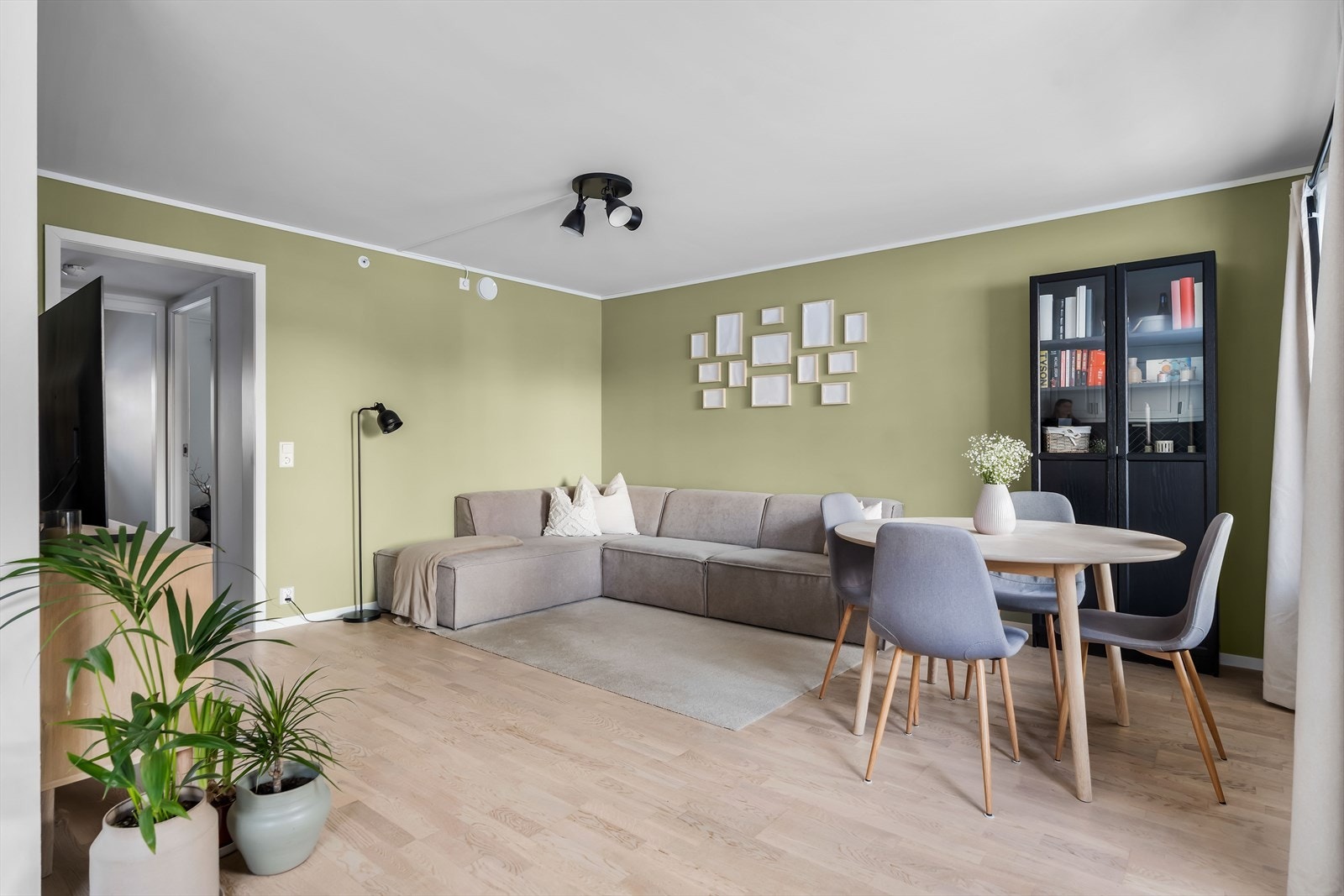 Stuen er av fin størrelse, med store vindusflater som slipper inn rikelig med naturlig lys. Galleribilde