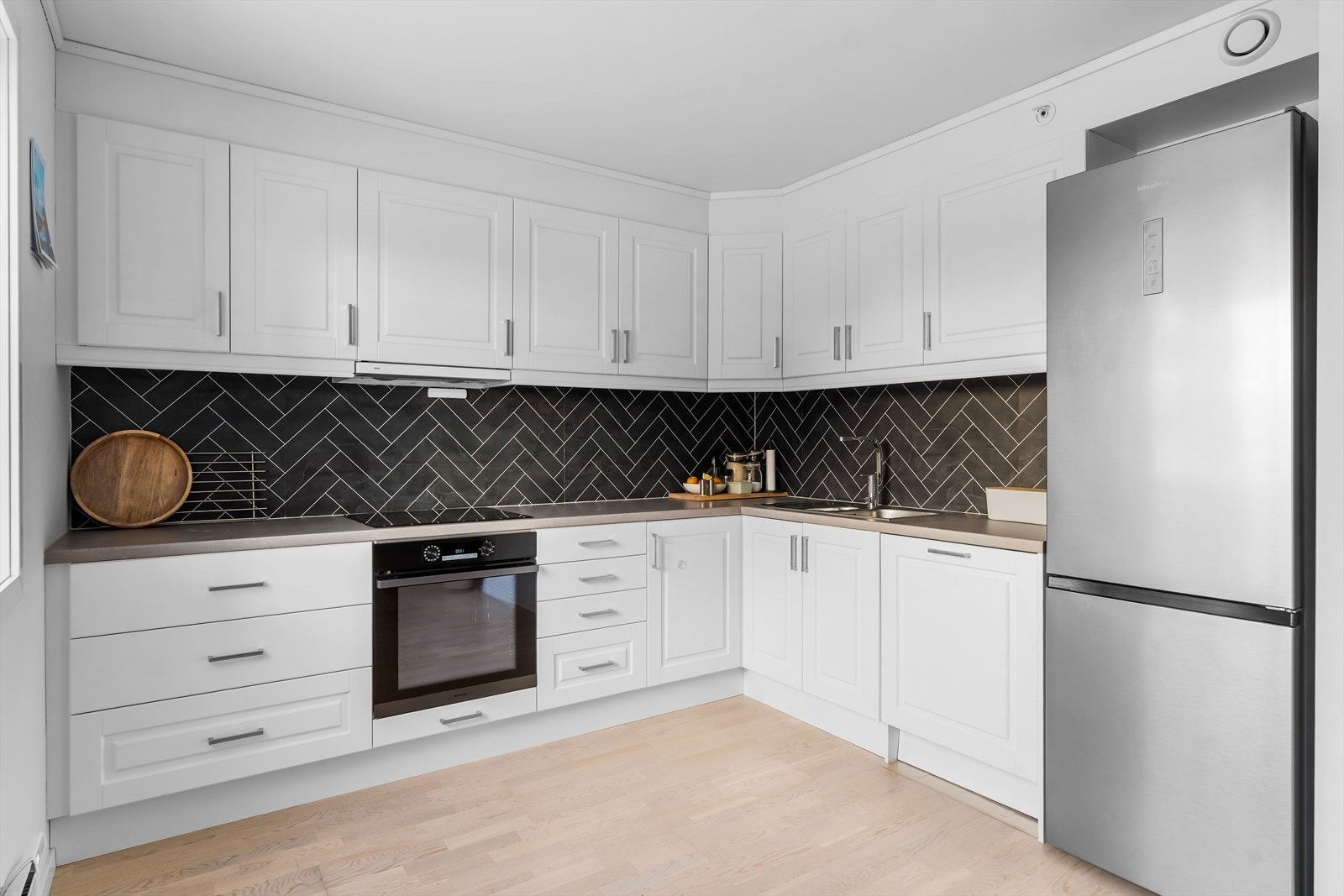 Det er integrert oppvaskmaskin, platetopp og stekovn. Galleribilde