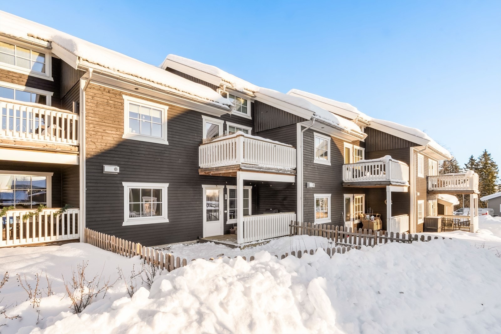 En perfekt kombinasjon av fredfulle omgivelser og en funksjonell hverdag! Galleribilde