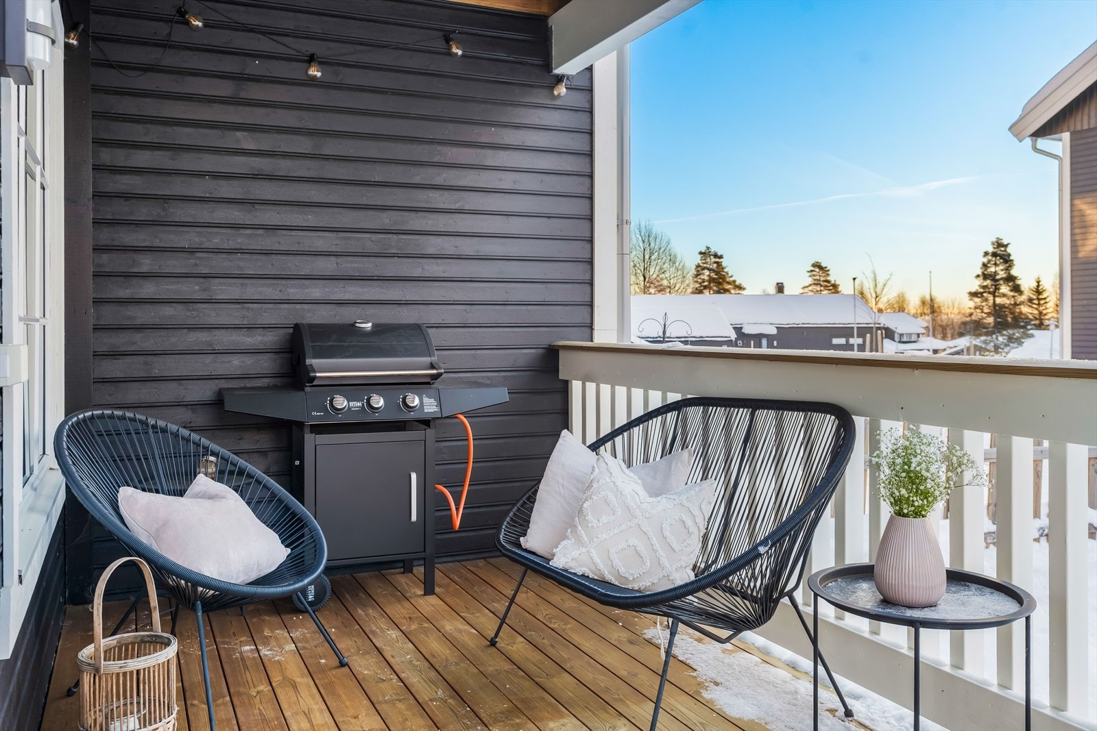 Fra terrassen er det utgang til inngjerdet hage. Galleribilde