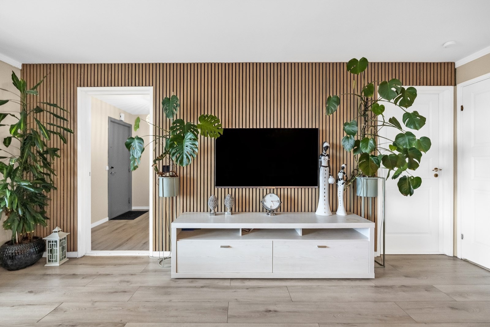 Spiler på veggen bak TV'en gir rommet særpreg og god akustikk. Galleribilde