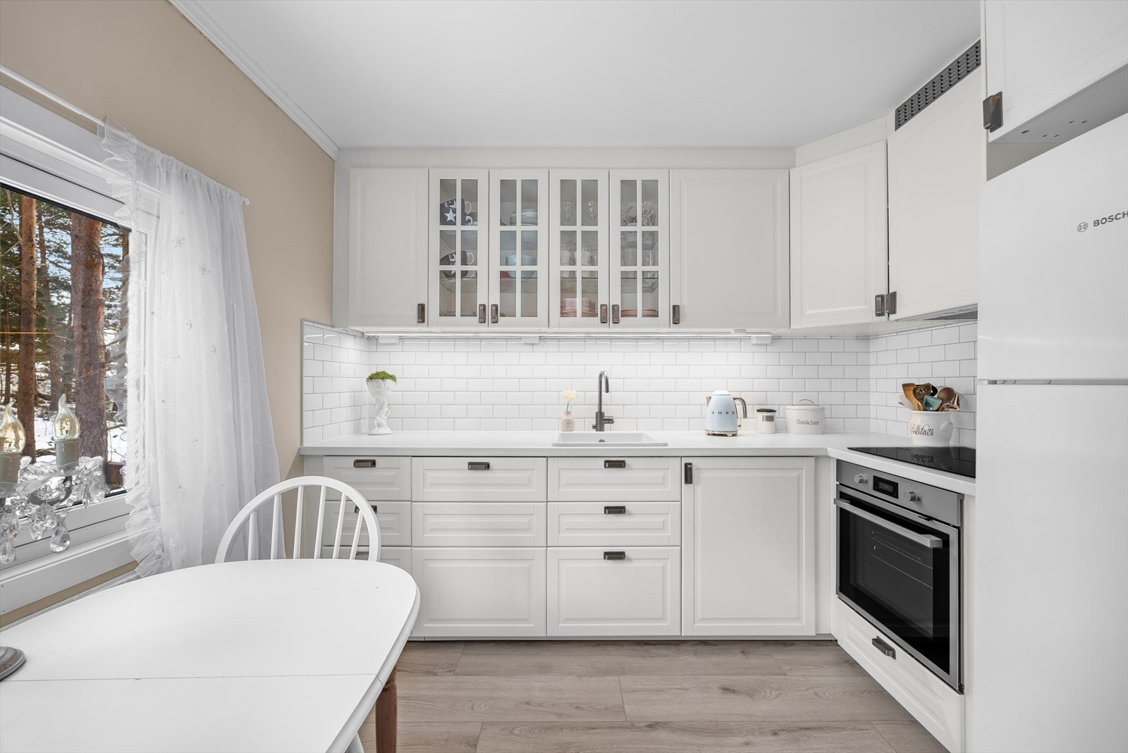 Innredningen er fra IKEA og er ny i 2024. Kjøkkenet tilbyr rikelig med oppbevaringsplass i over- og underskap. Galleribilde