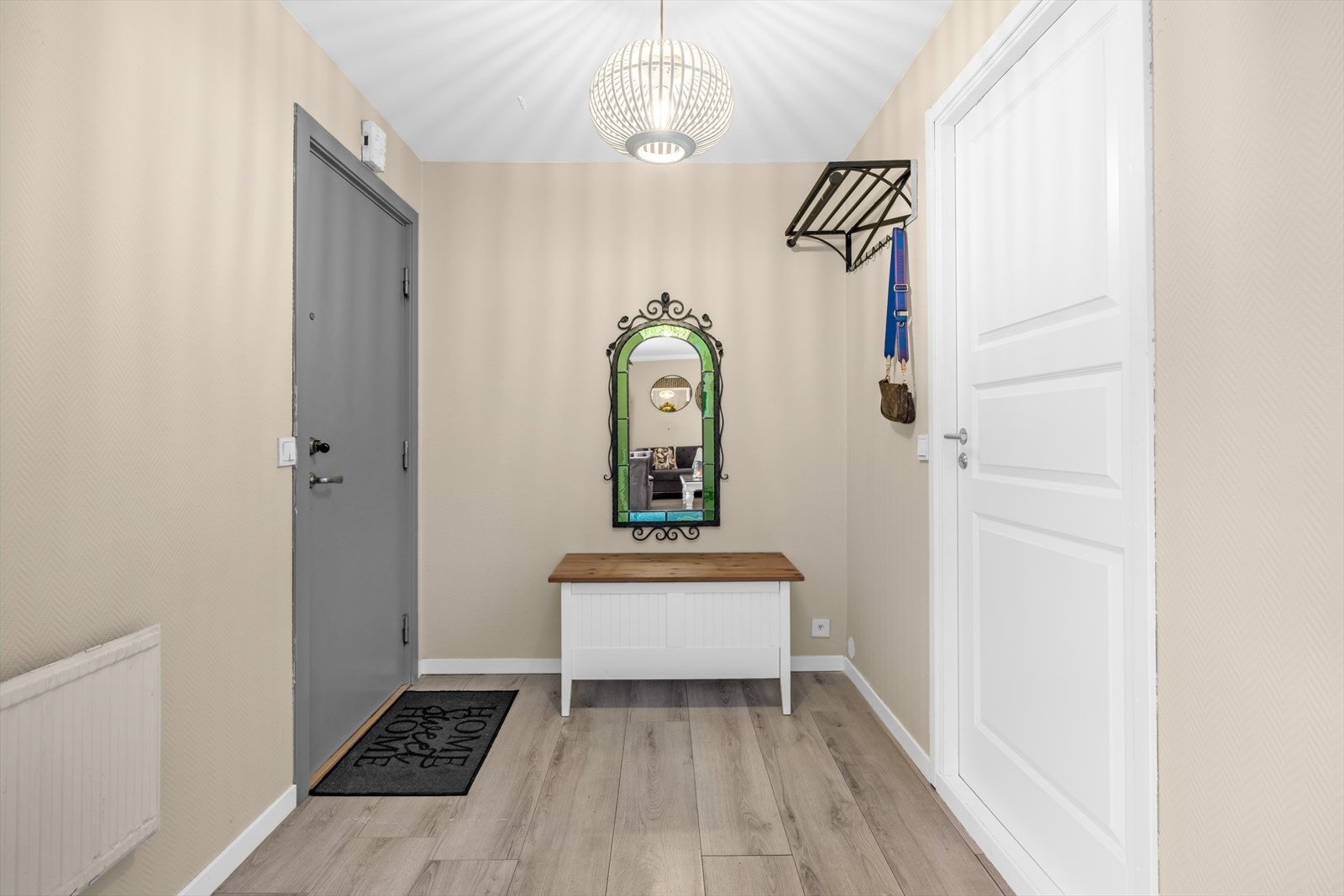 Romslig entré med plass til å henge av seg yttertøy og sette fra seg sko. Galleribilde