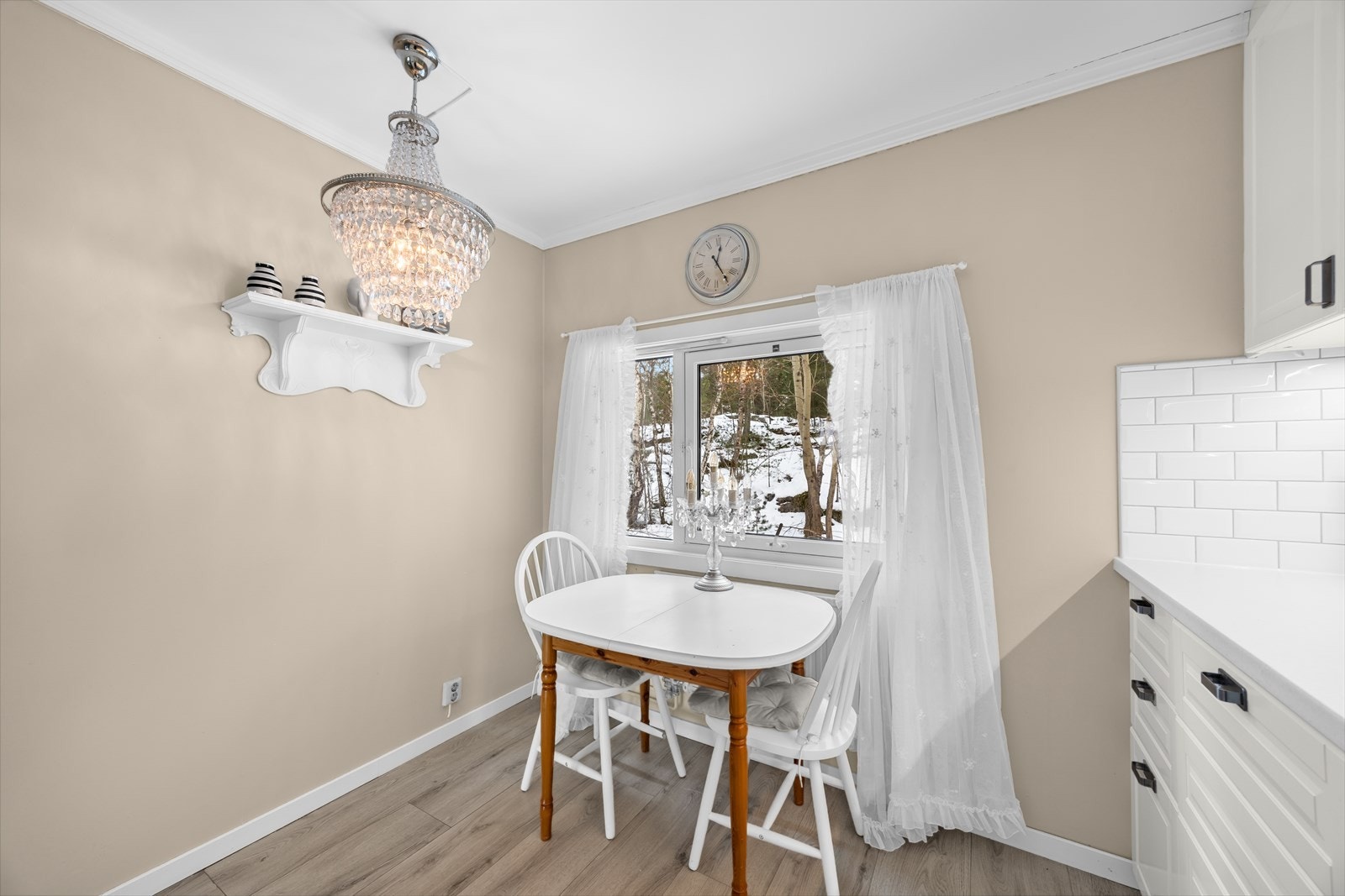 Kjøkkenet har plass til et lite kjøkkenbord med hyggelig utsyn fra vinduene. Galleribilde