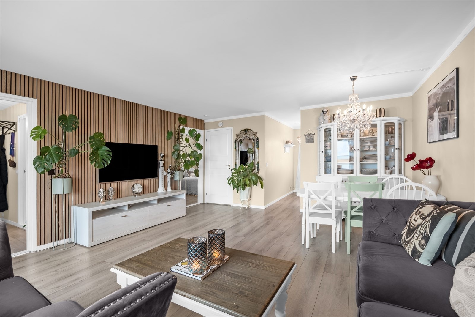 Boligens hjerte er et stort rom med lass til både sofa- og spisegruppe. Galleribilde