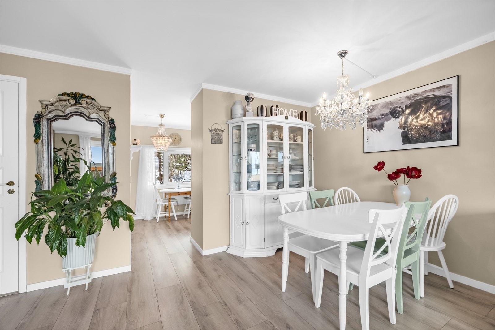 Leiligheten er gjennomgående i bygget og har derfor meget gode lysforhold. Galleribilde