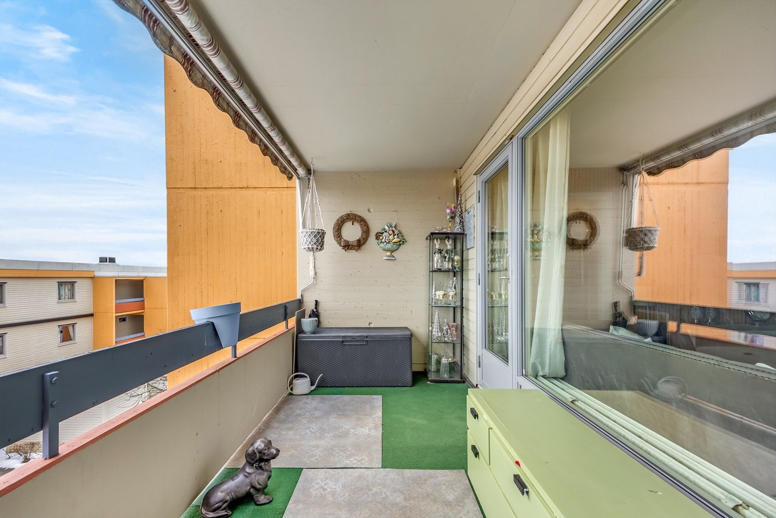 Her er det plass til en sittegruppe hvor varme sommerdager kan nytes i hyggelig lag. Galleribilde