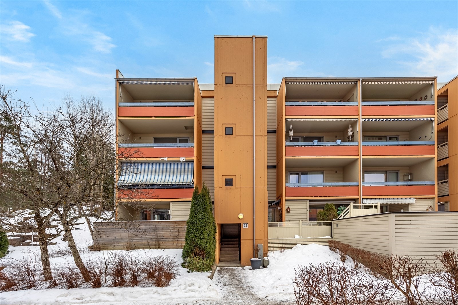 Fasade Ravnåsveien 95. Boligen er i 3. etasje. Galleribilde