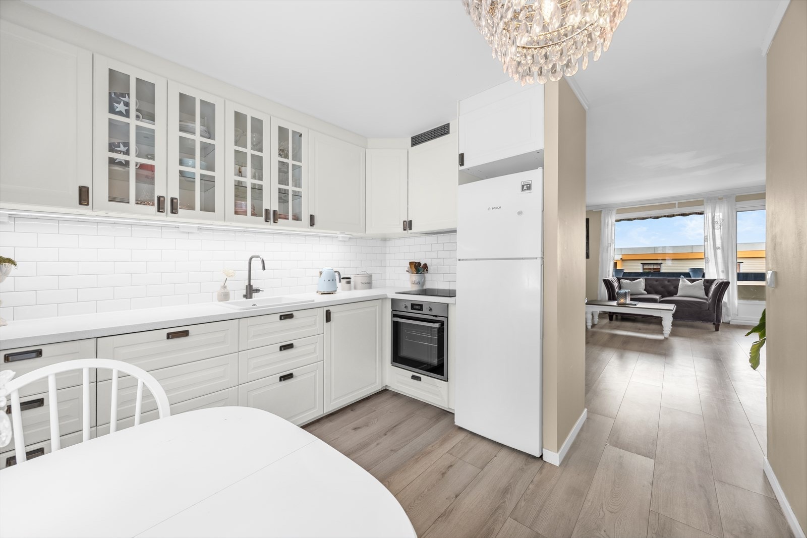 Lyst og pent kjøkken i delvis åpen løsning mot stuen. Galleribilde