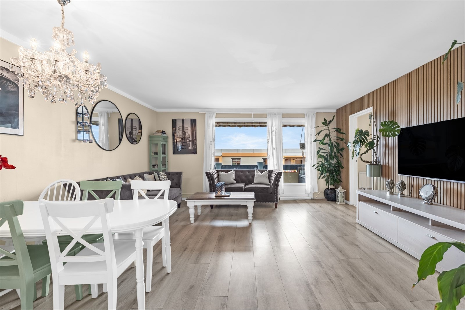 Det er lagt pen laminat på gulv. Galleribilde