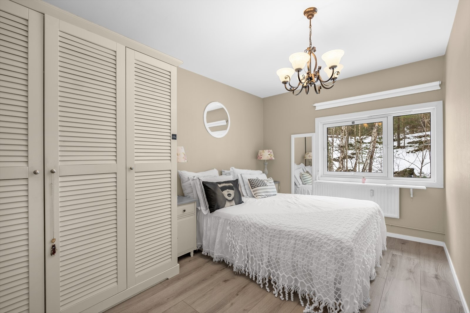 Romslig soverom med plass til dobbeltseng og tilhørende nattbord. Galleribilde