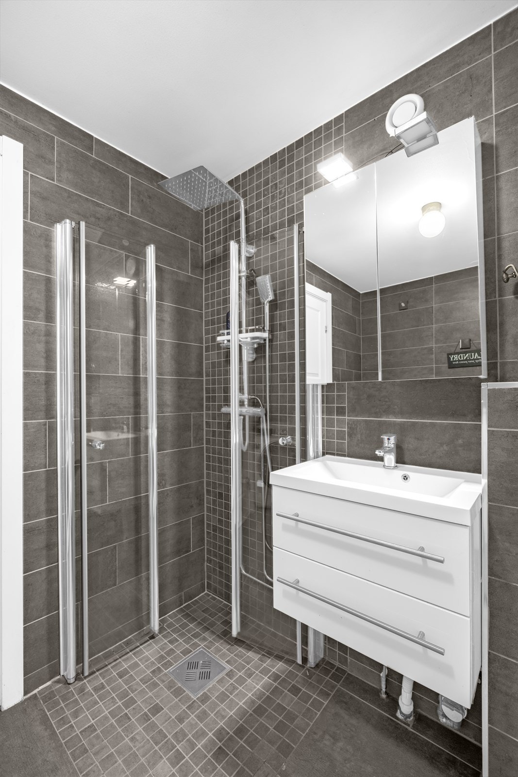 Baderomsinnredningen har glatte folierte fronter og heldekkende servant. Galleribilde