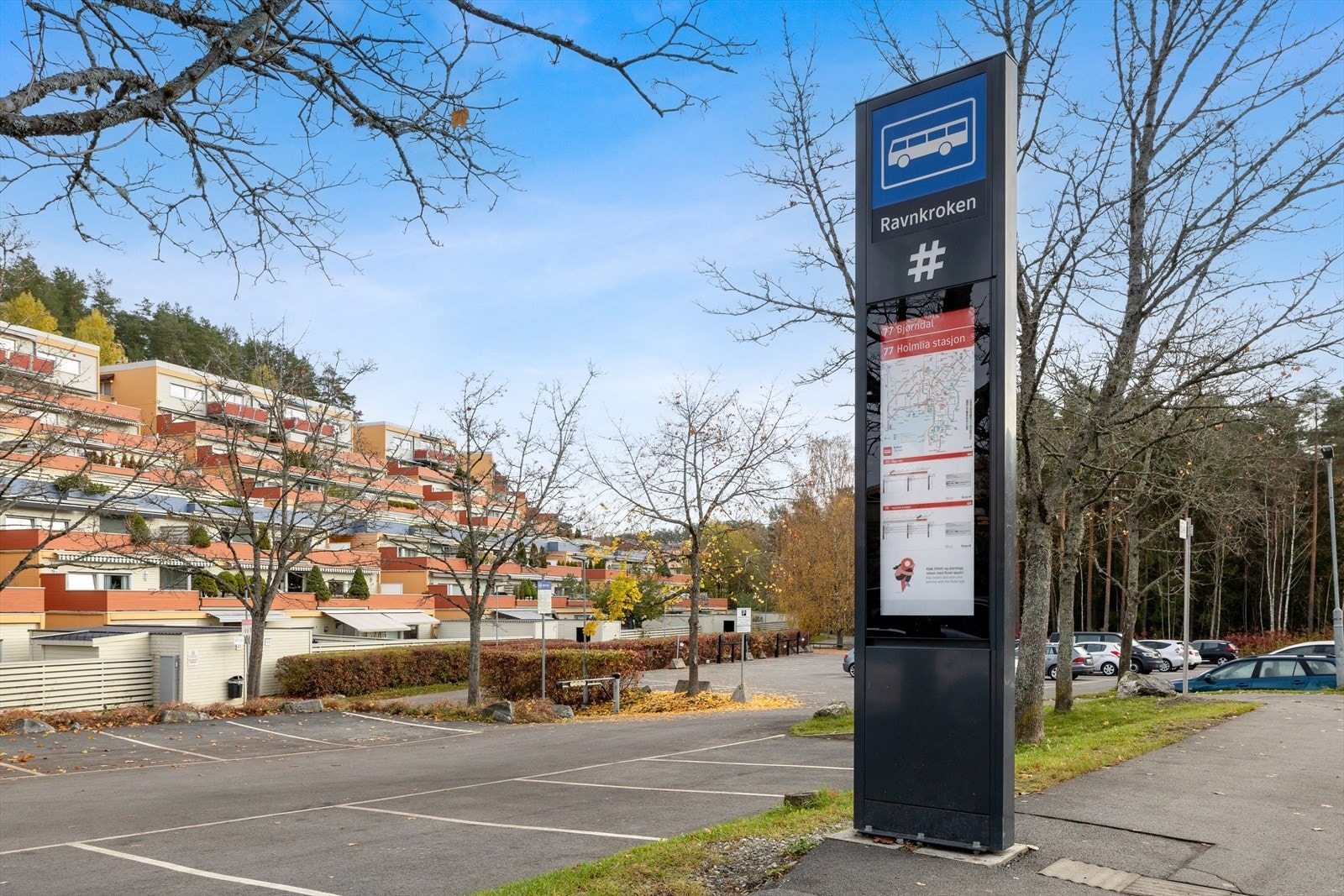 Bussholdeplass kort gange fra boligen. Gjesteparkering rett ved bussholdeplassen. Galleribilde